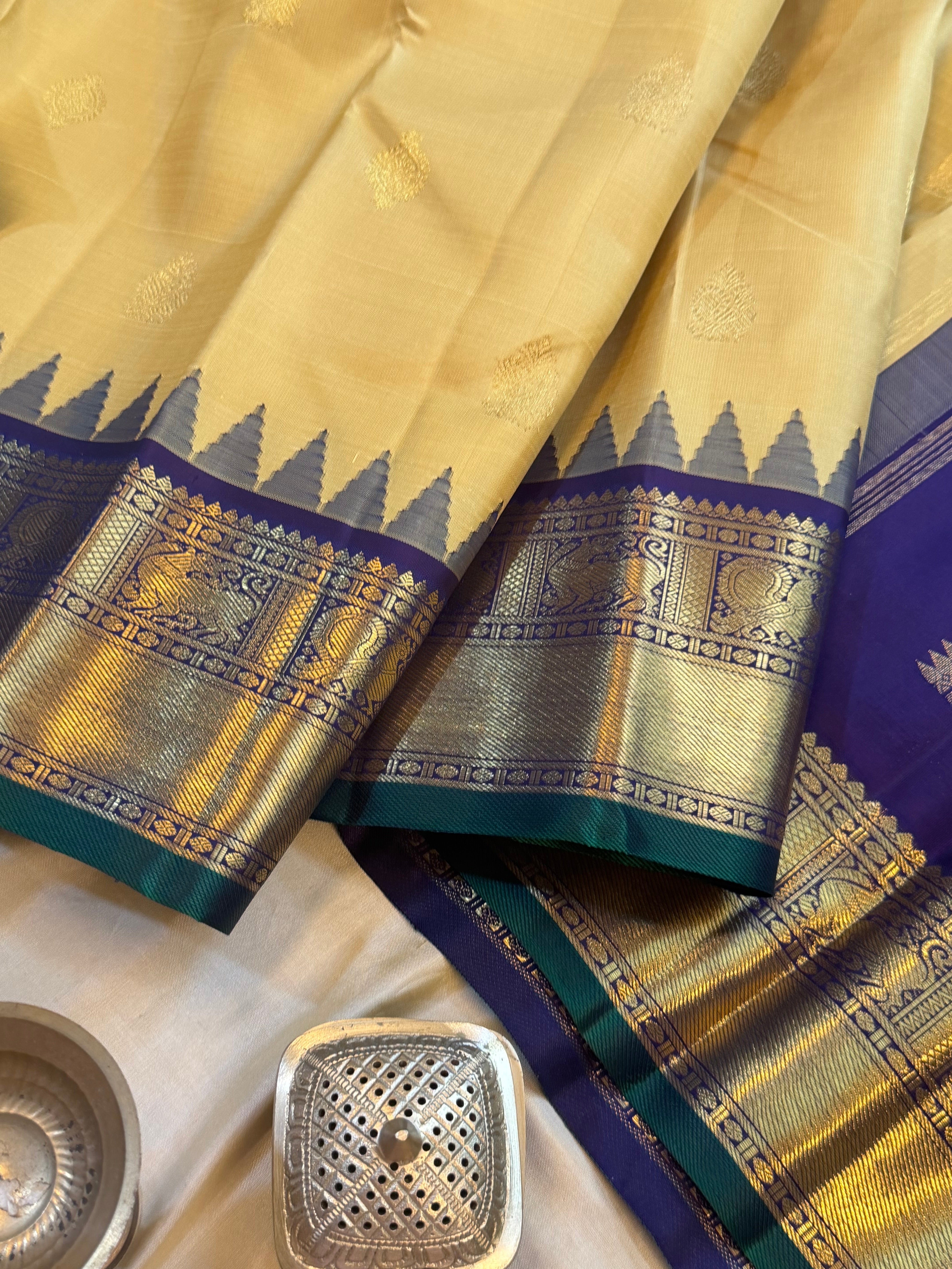 Sandal Kai Korvai / Kanjipuram silk