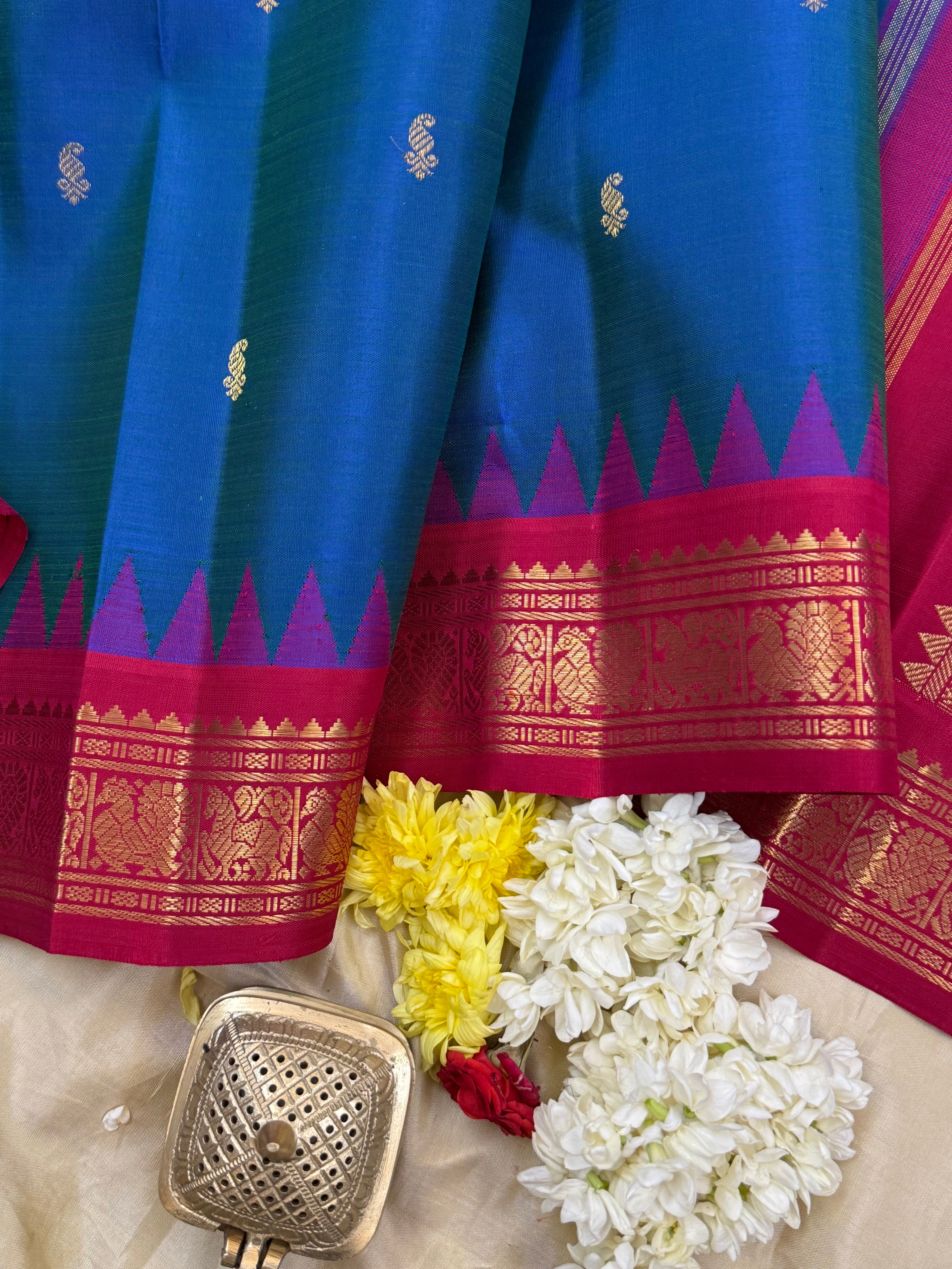 MAYILKAZHUTHU BODY WITH ARAKU TEMPLE SMALL KORVAI/ KANJIPURAM SILK CLSA10559