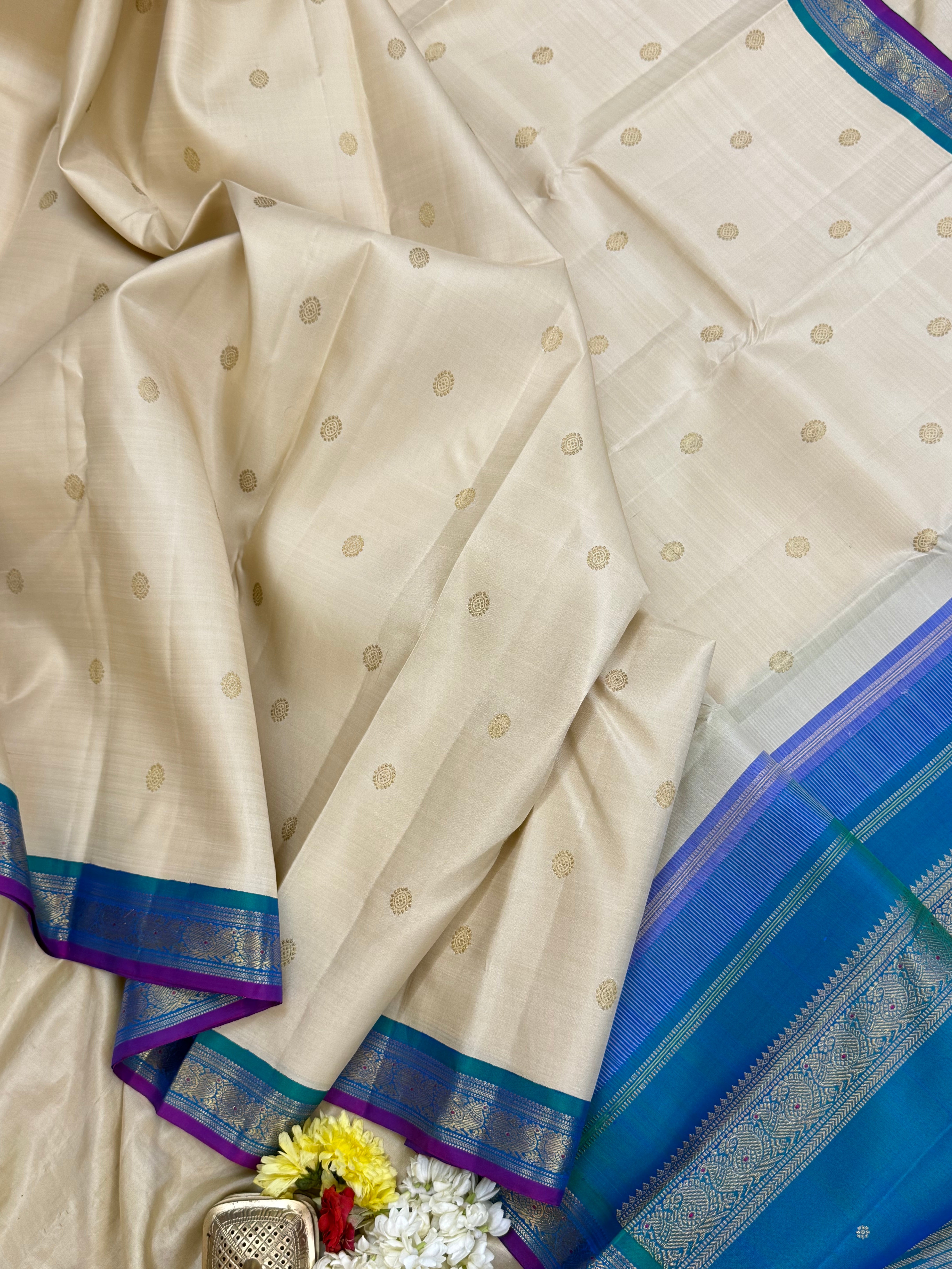 OFF WHITE WITH MAYILKAZHUTHU SAMLL KORVAI / KANJIPURAM SILK CLSA10125