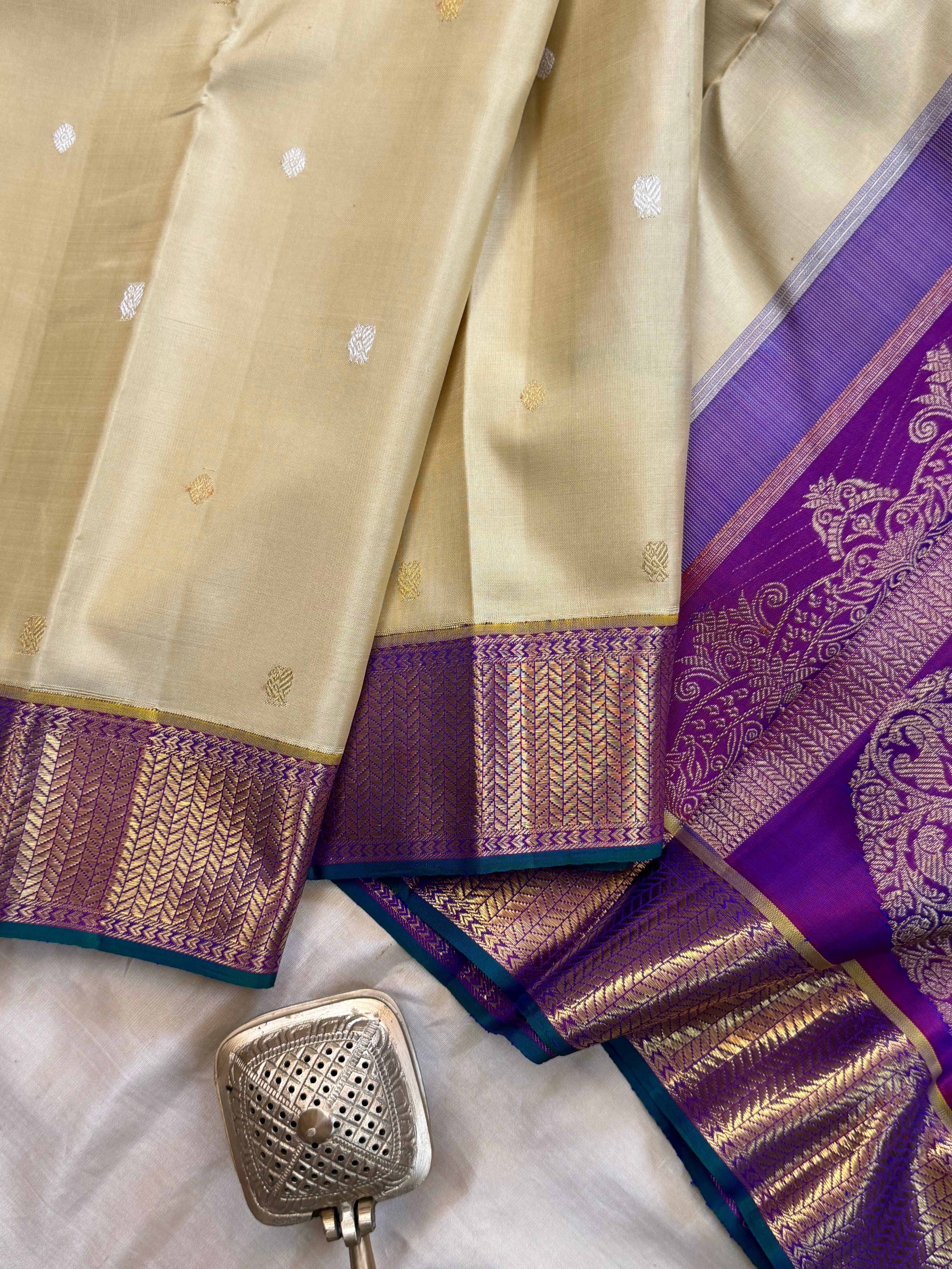 Onam collection: ivory thoranam pet Korvai / pure zari Kanjipuram silk