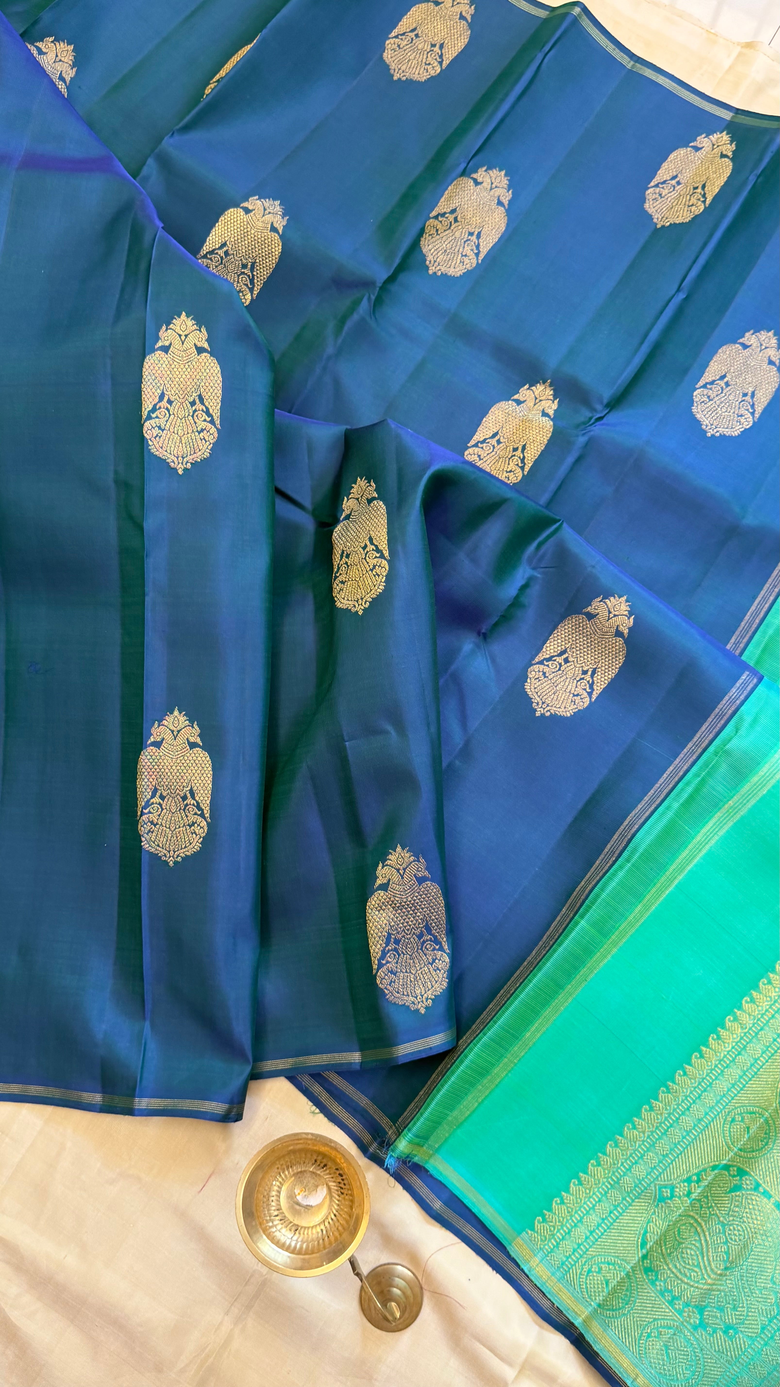 Rama blue Iruthalaipakshi butta borderless/ Kanjipuram Silk