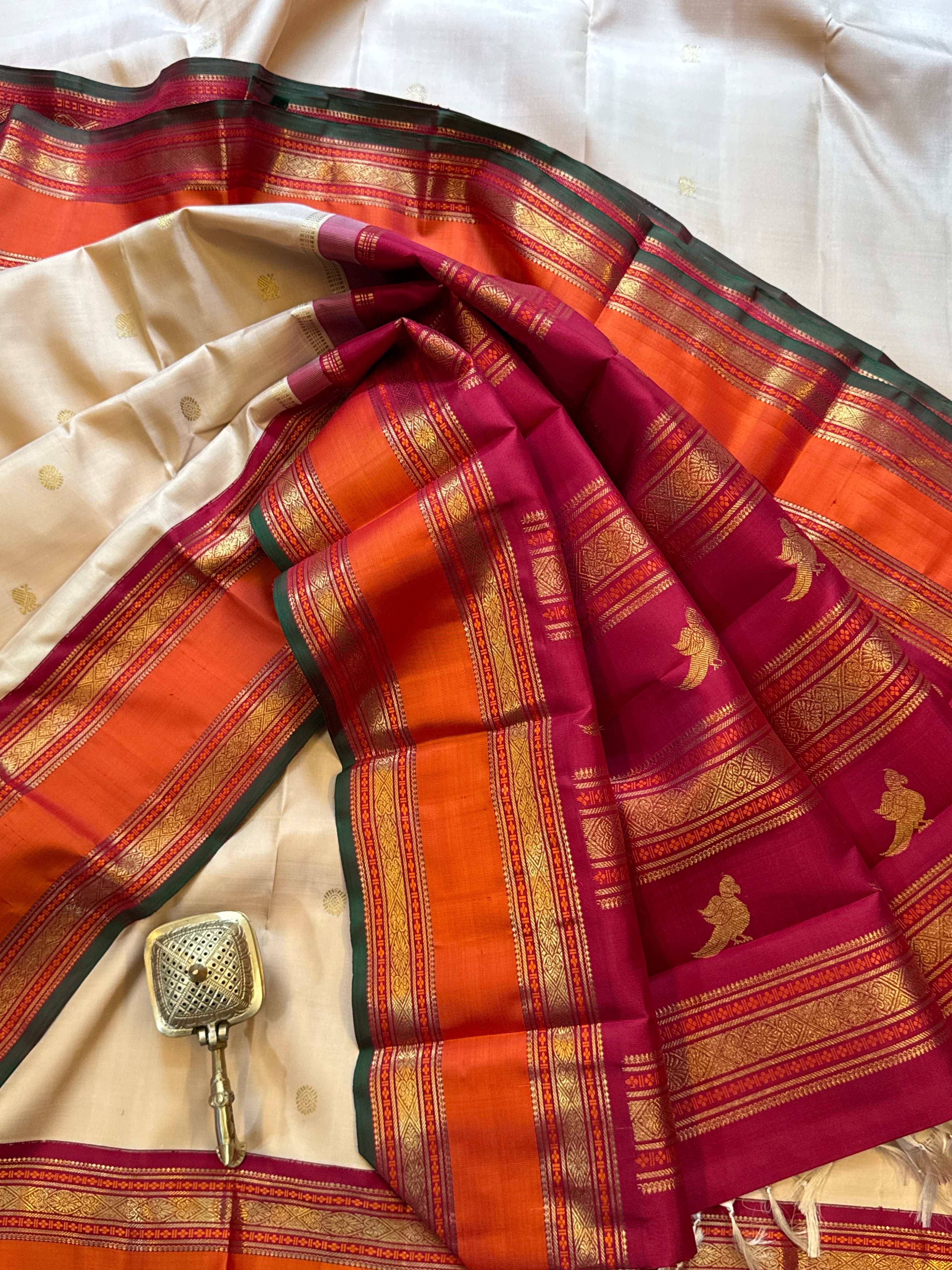 Off white retta pet Kai Korvai : Kanjipuram silk
