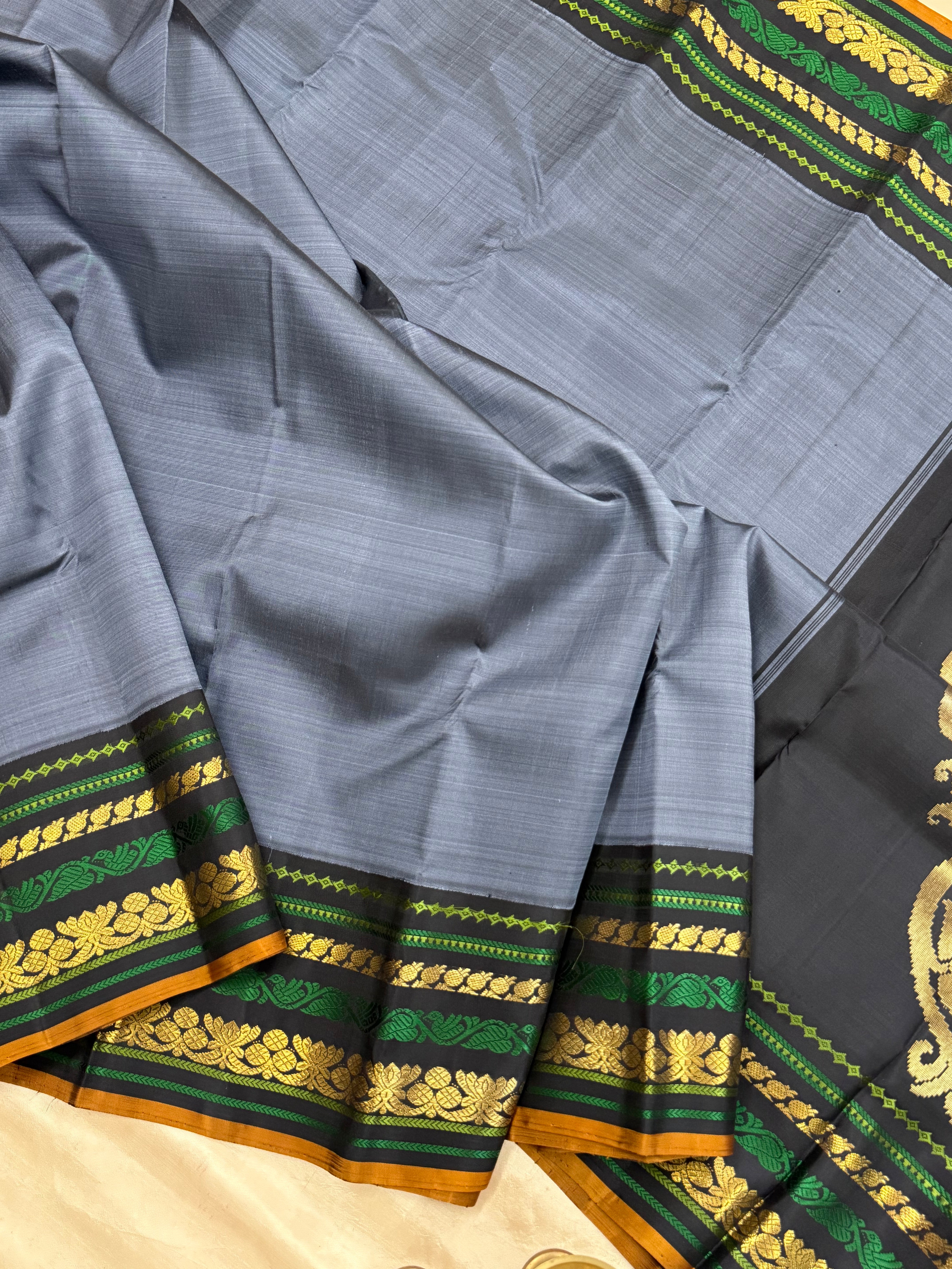 Master weaver - Grey and black Sorgavasal pallu / Kanjipuram silk
