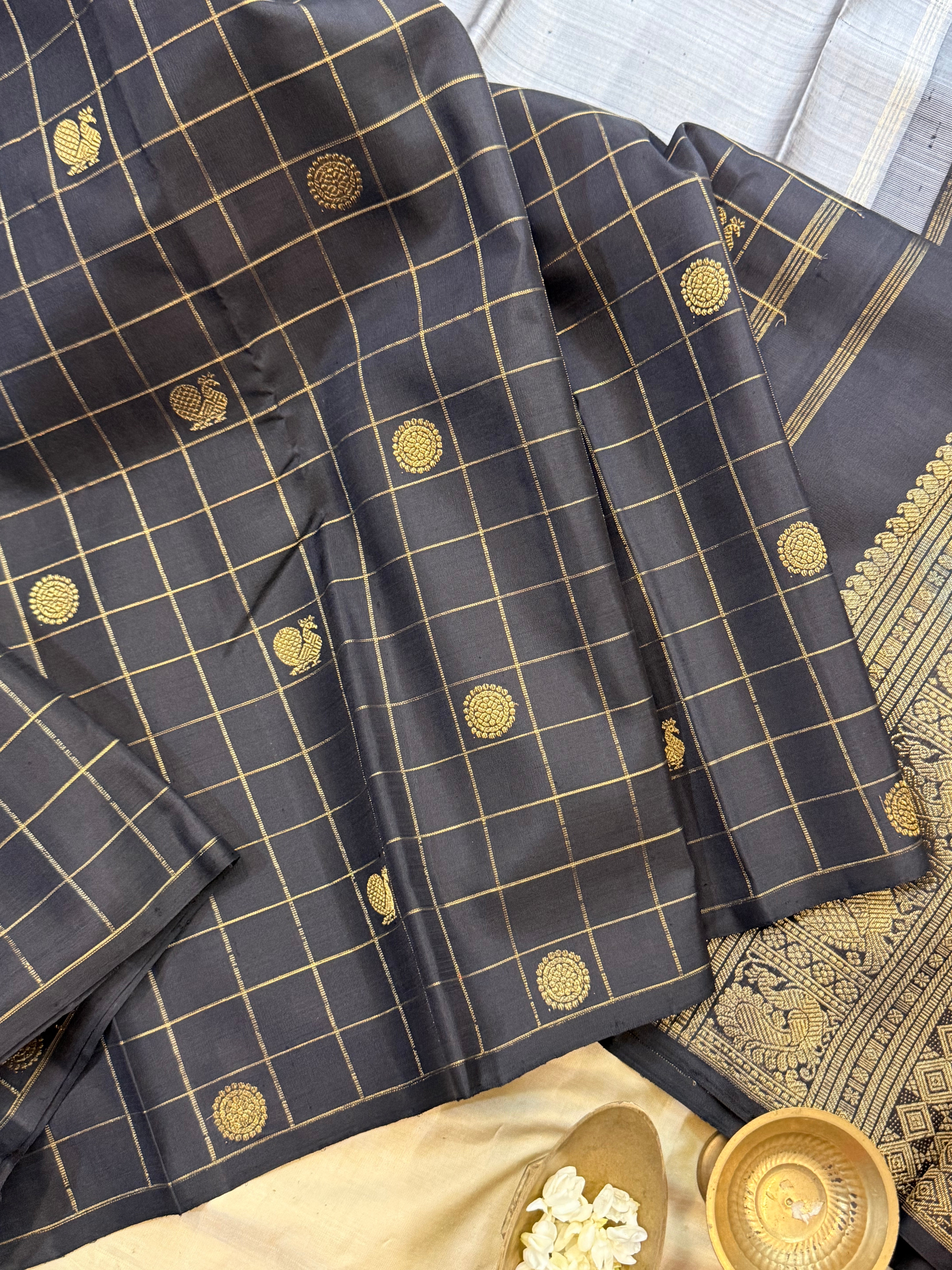 Grey and black kattam butta half an half/ Kanjipuram silk