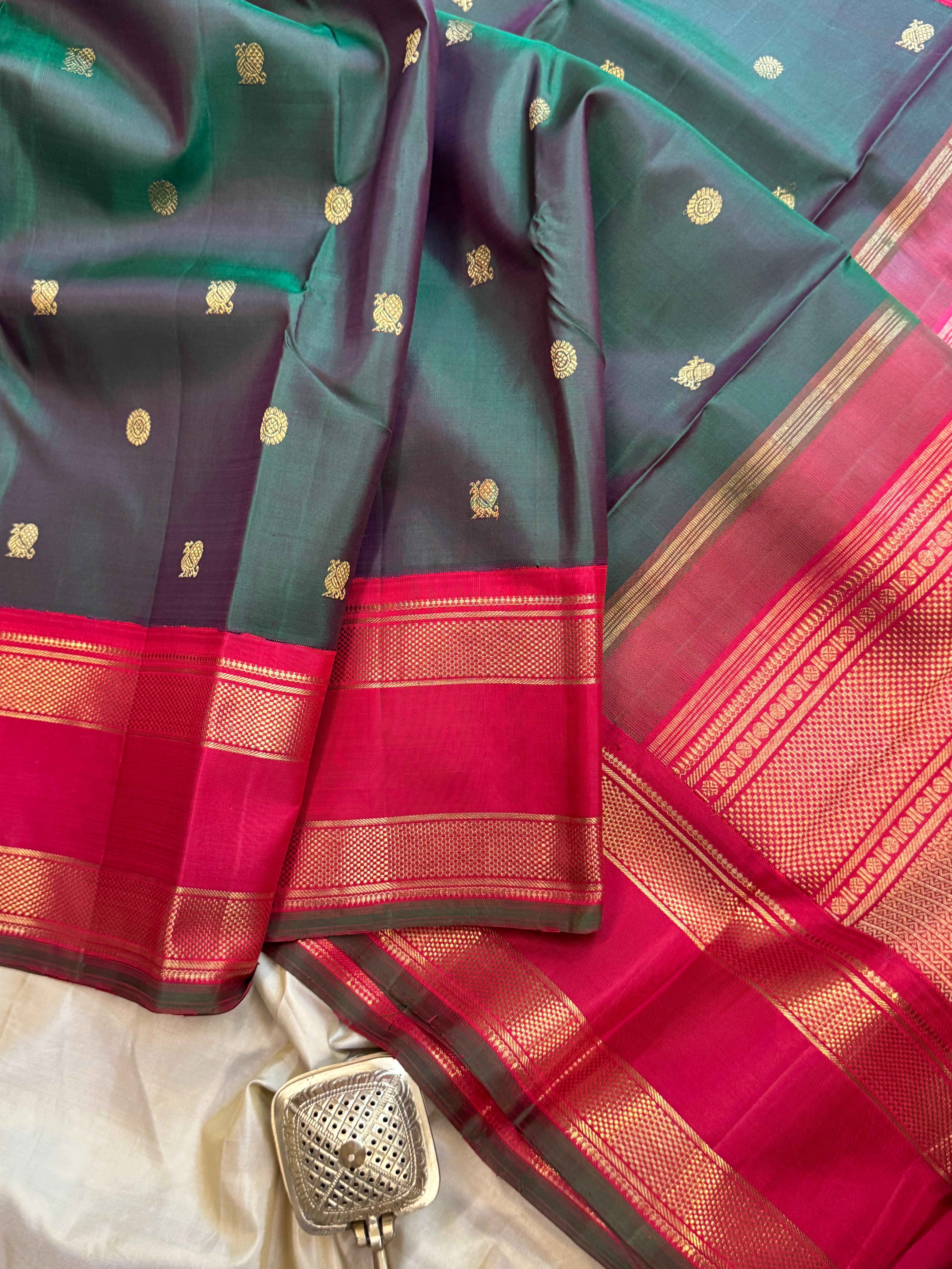 Deep manthulir korvai : kanjipuram silk
