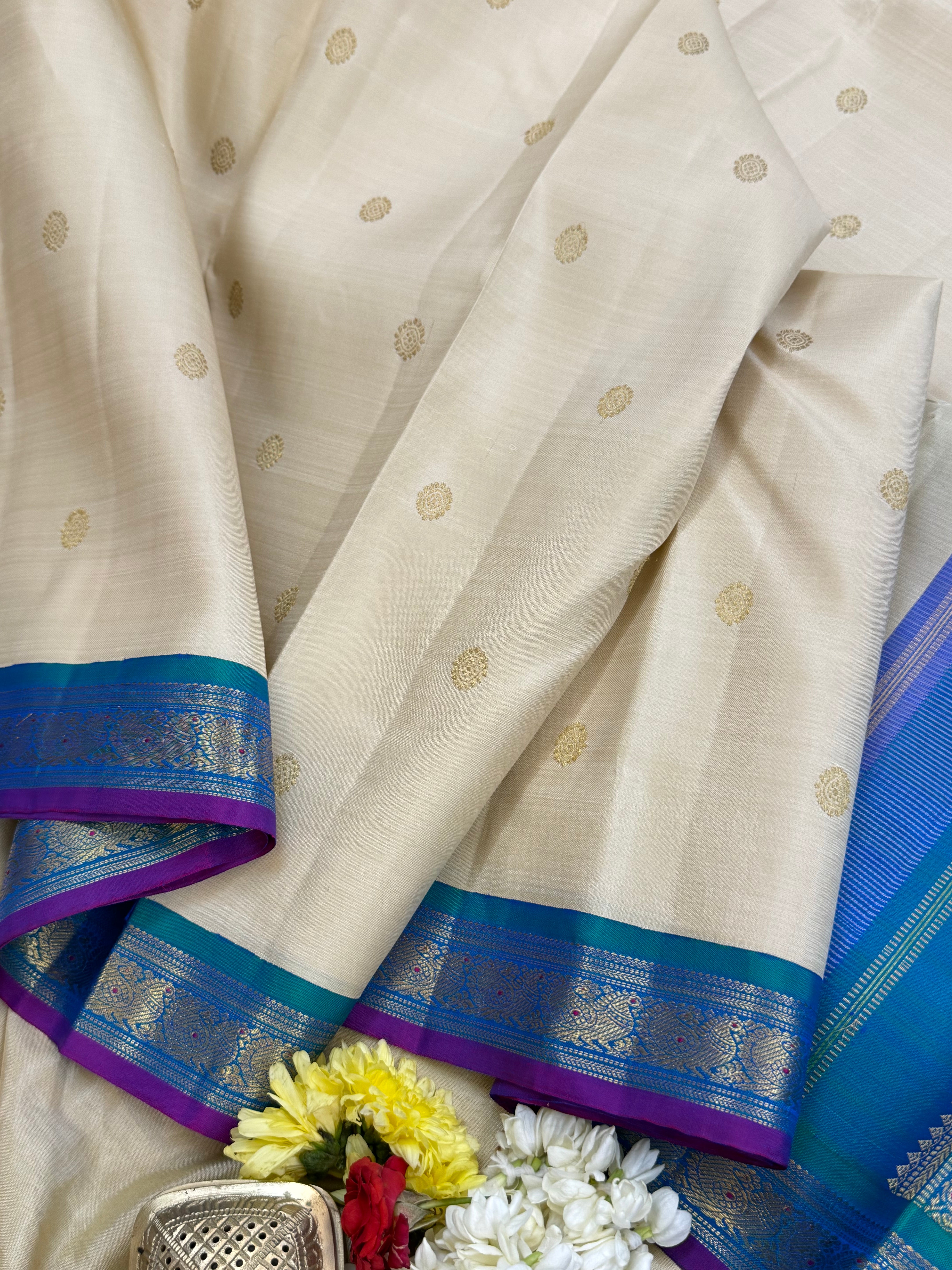 OFF WHITE WITH MAYILKAZHUTHU SAMLL KORVAI / KANJIPURAM SILK CLSA10125