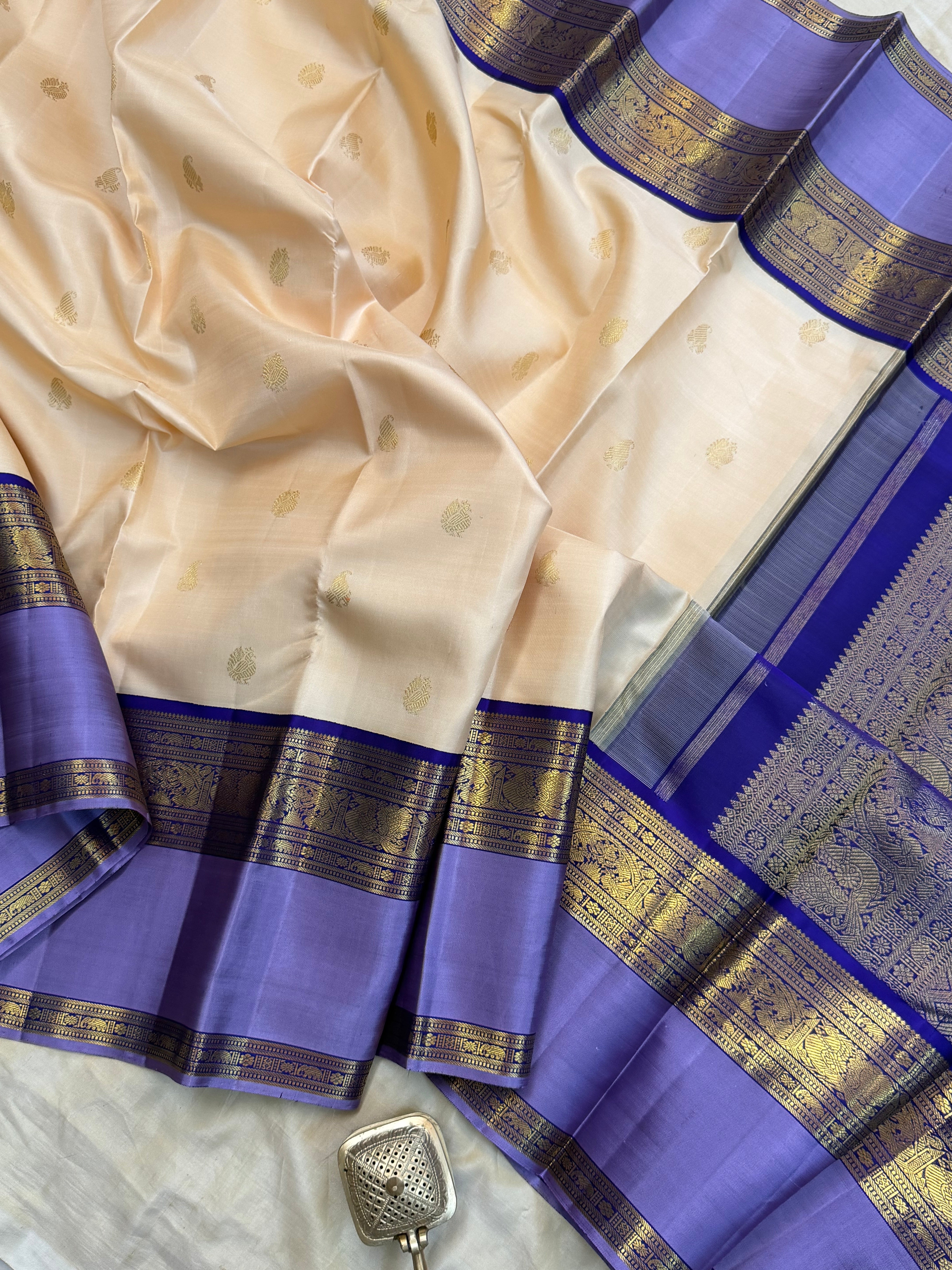 Onam collection: cream Korvai kaal erangina border / pure zari Kanjipuram silk
