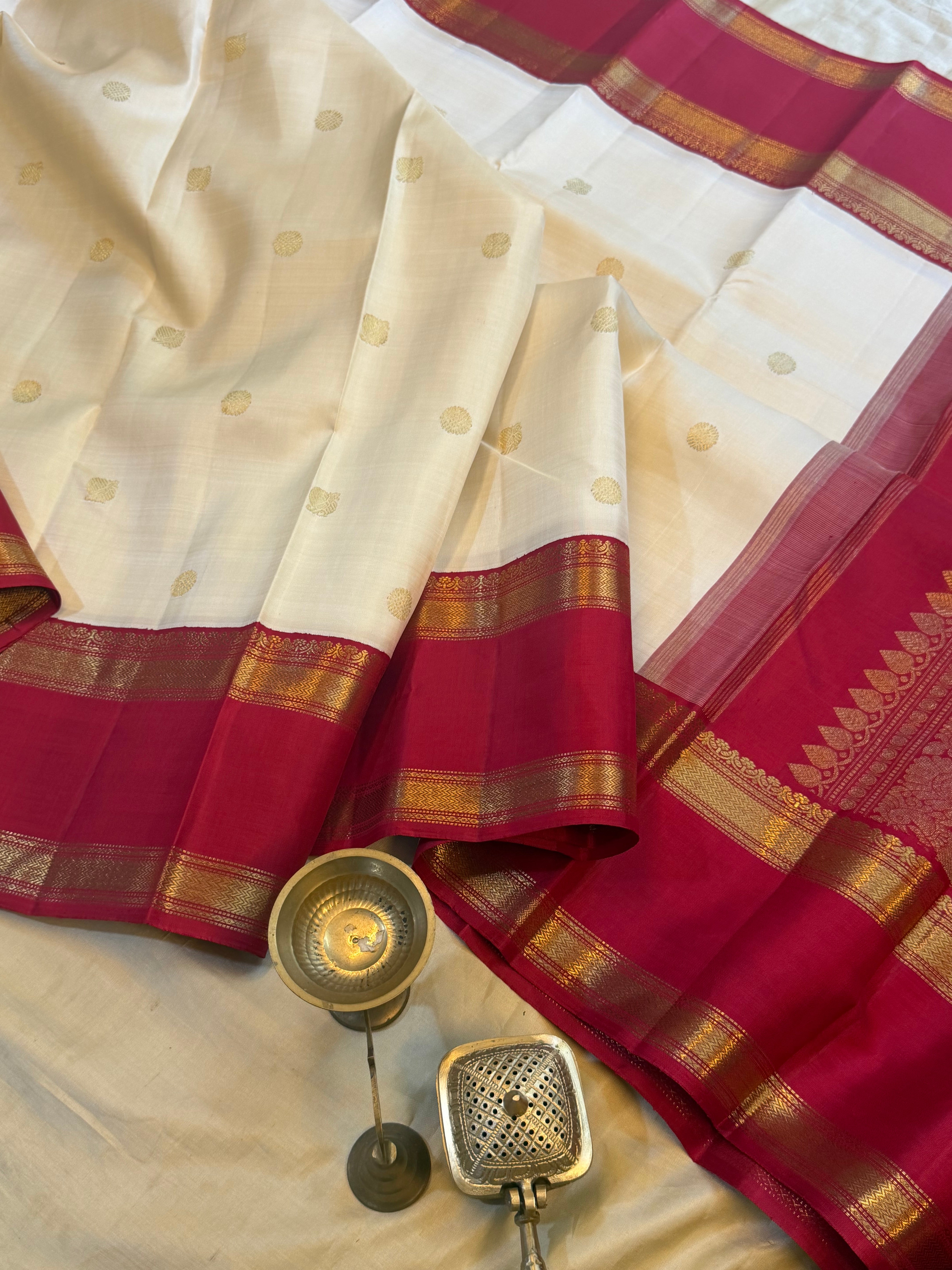 Off white retta pet Kai Korvai / Kanjipuram silk