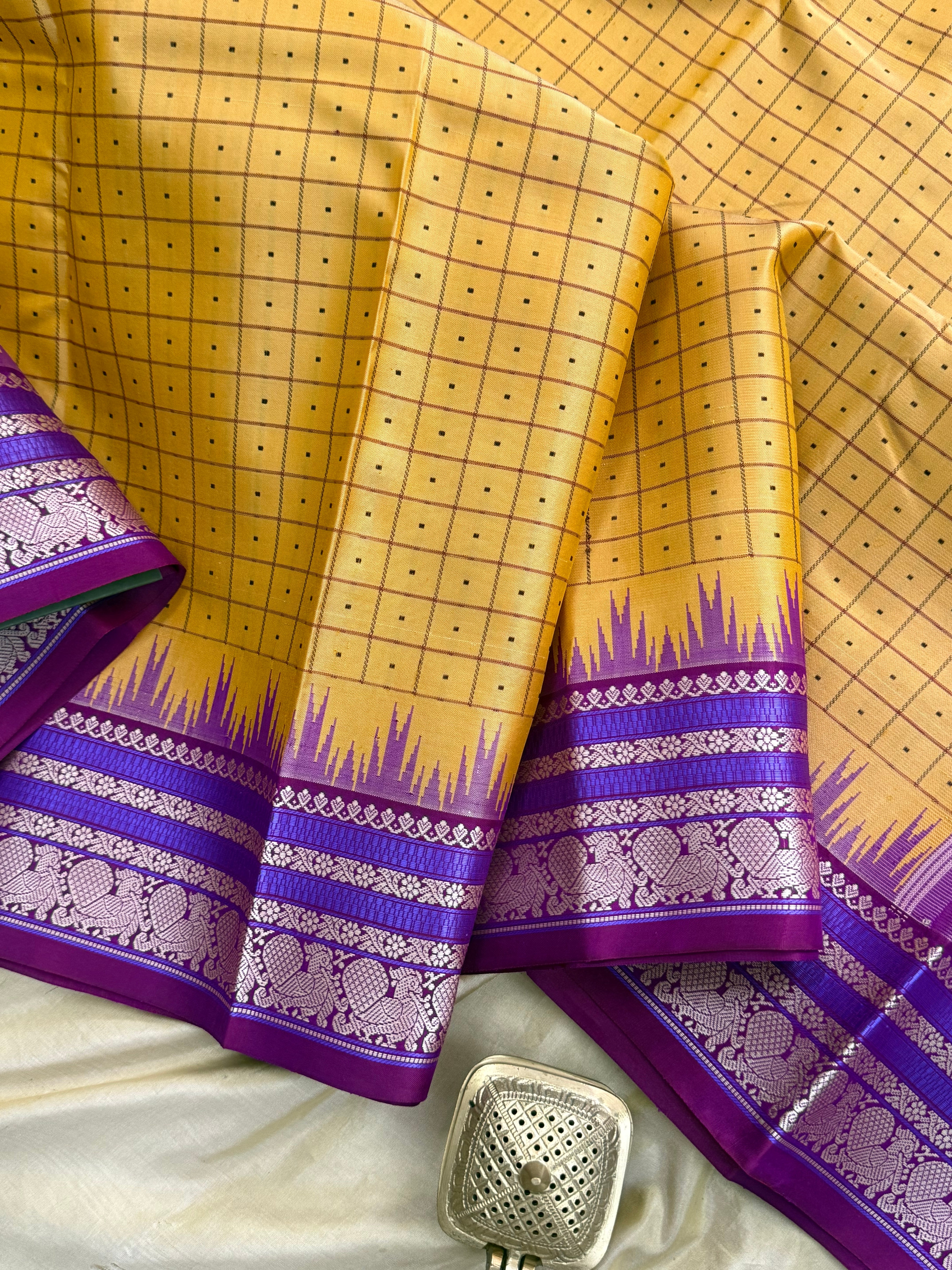 Sandhana manjal laksham Butta with temple border/ special edition CLSA10480