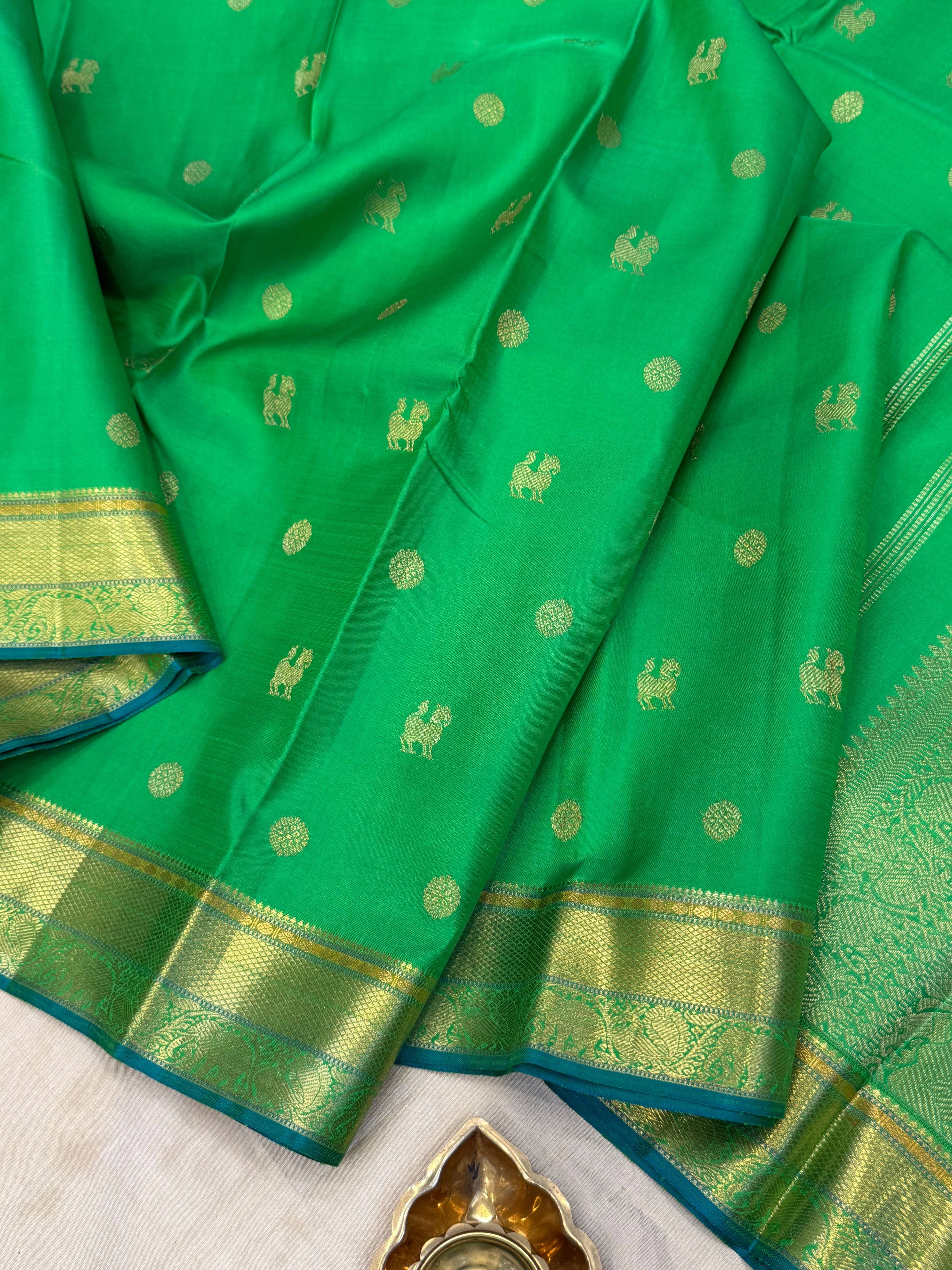 Kalyani : parrot green Kodi pet / kanjipuram silk
