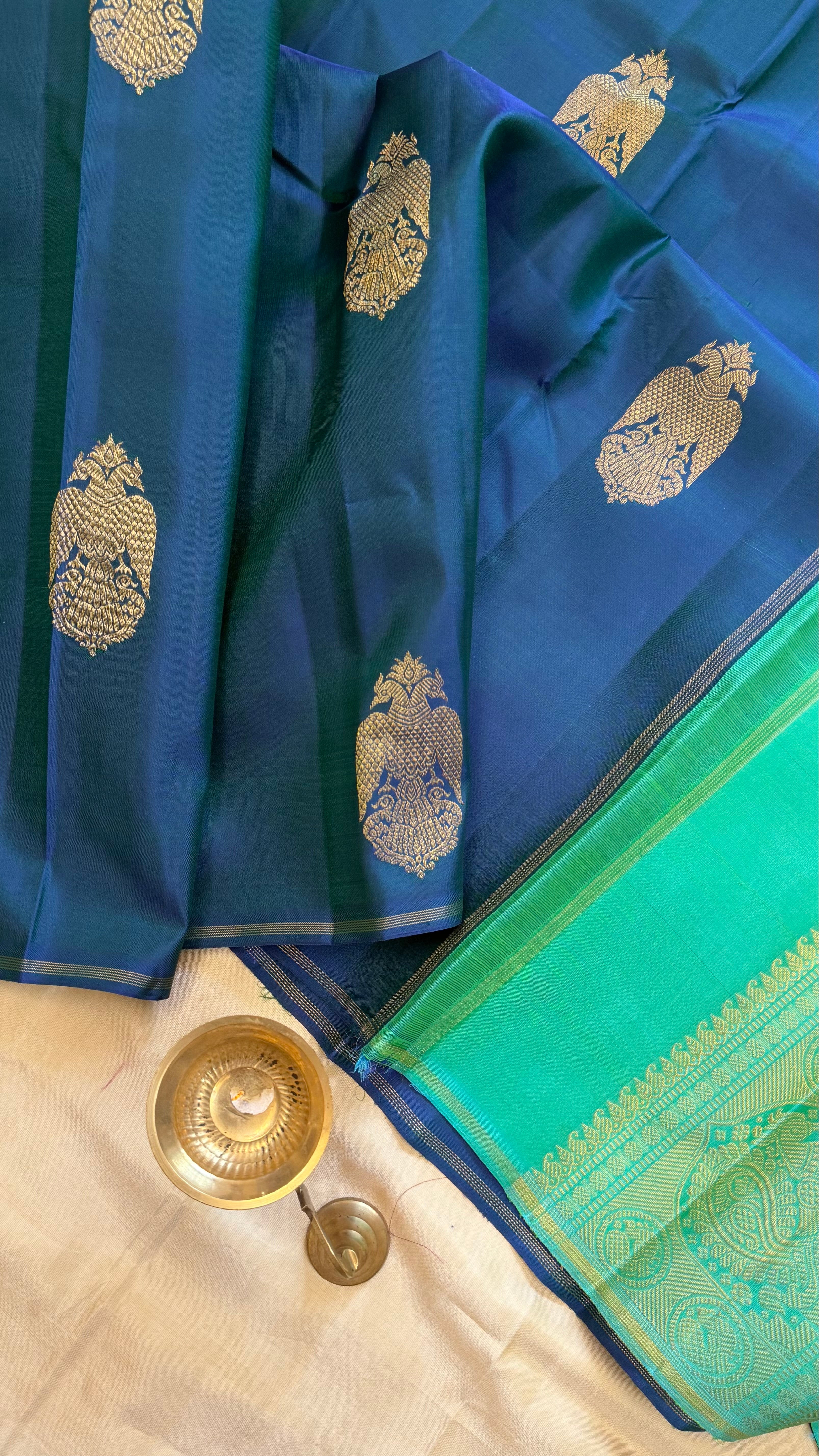 Rama blue Iruthalaipakshi butta borderless/ Kanjipuram Silk
