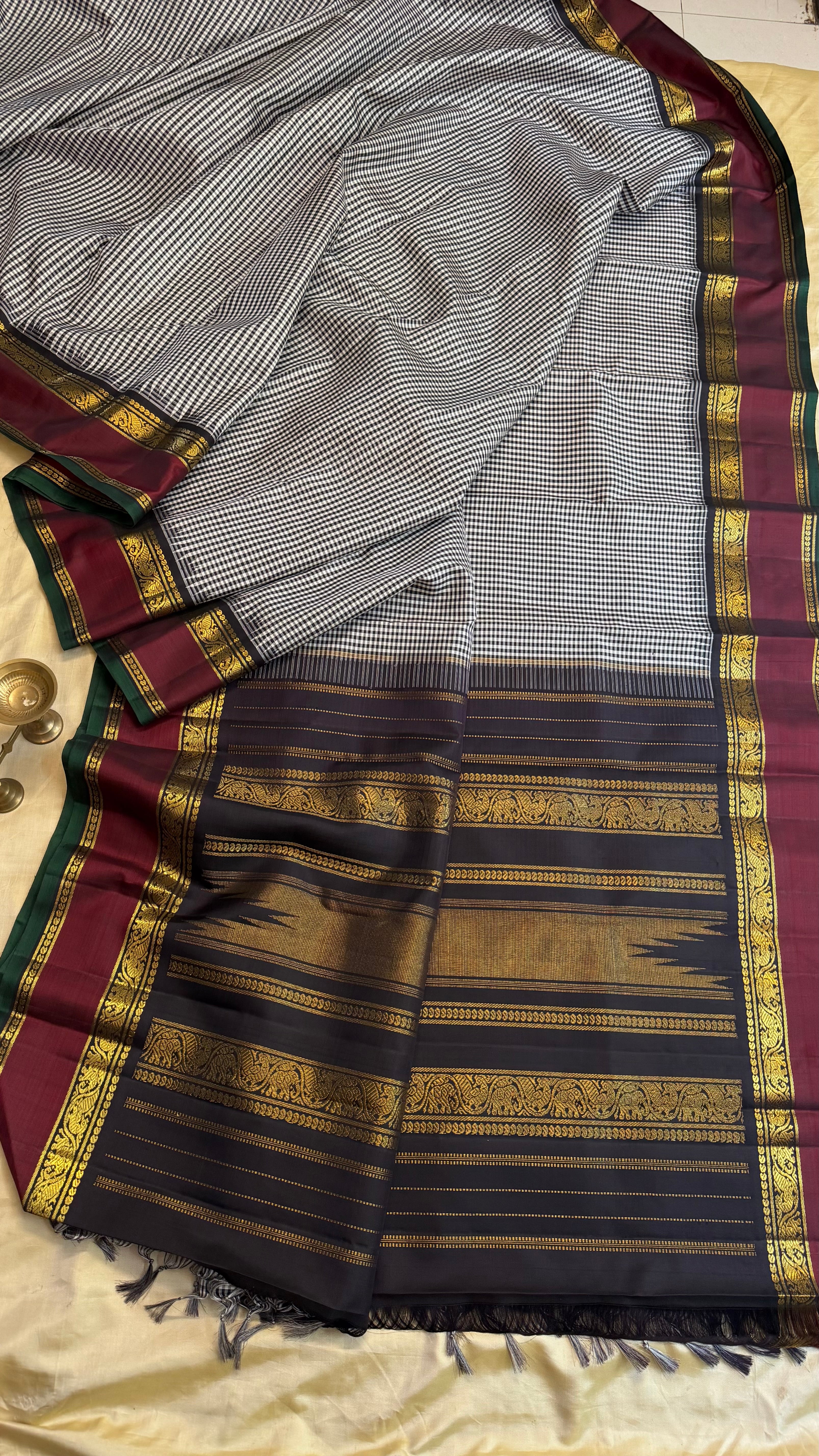 Black and white podi Kattam Korvai / Kanjipuram silk