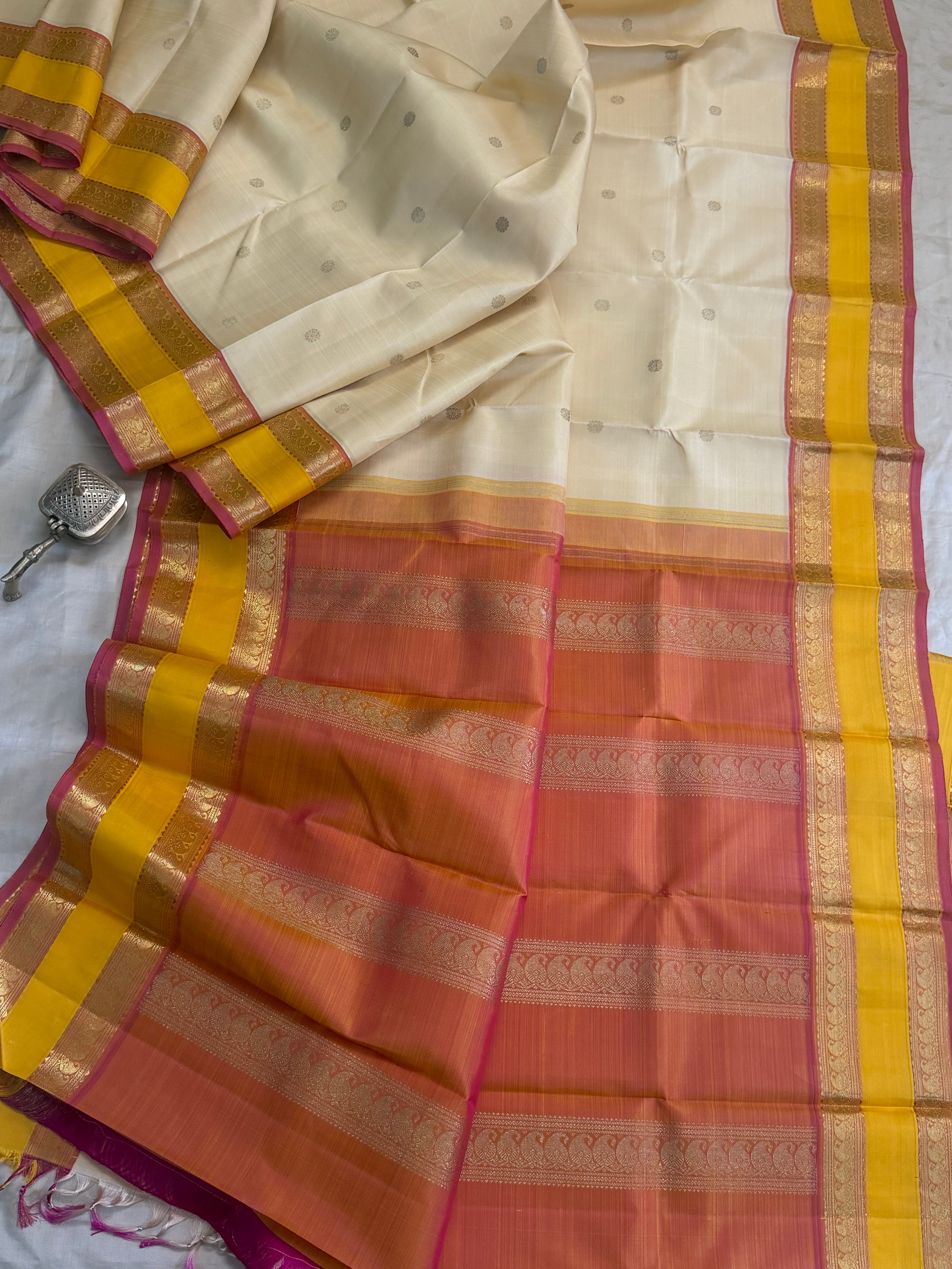 Onam collection: cream retta pet Korvai / pure zari Kanjipuram silk