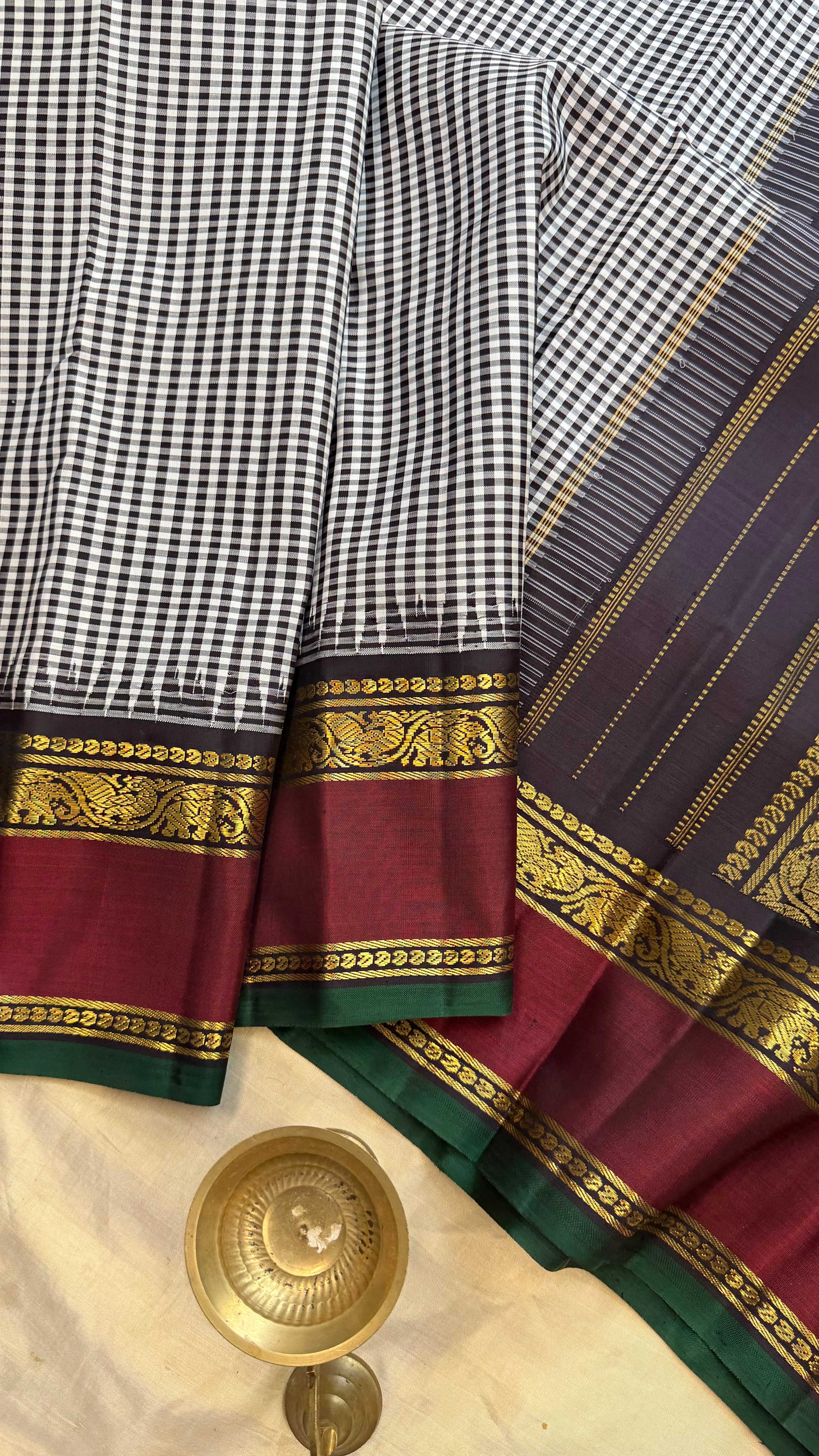 Black and white podi Kattam Korvai / Kanjipuram silk