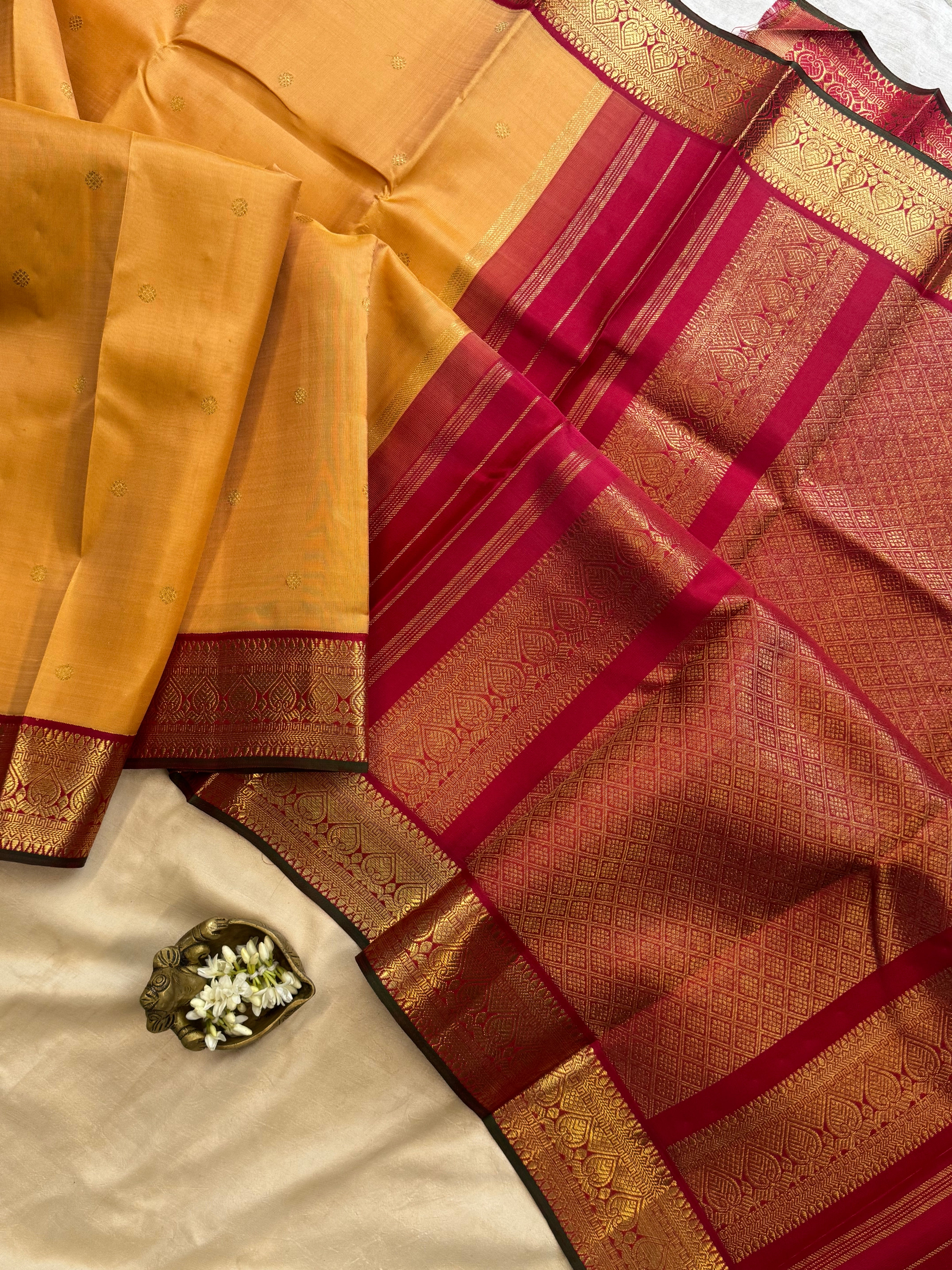 Sandana Manjal korvai / kanjipuram silk