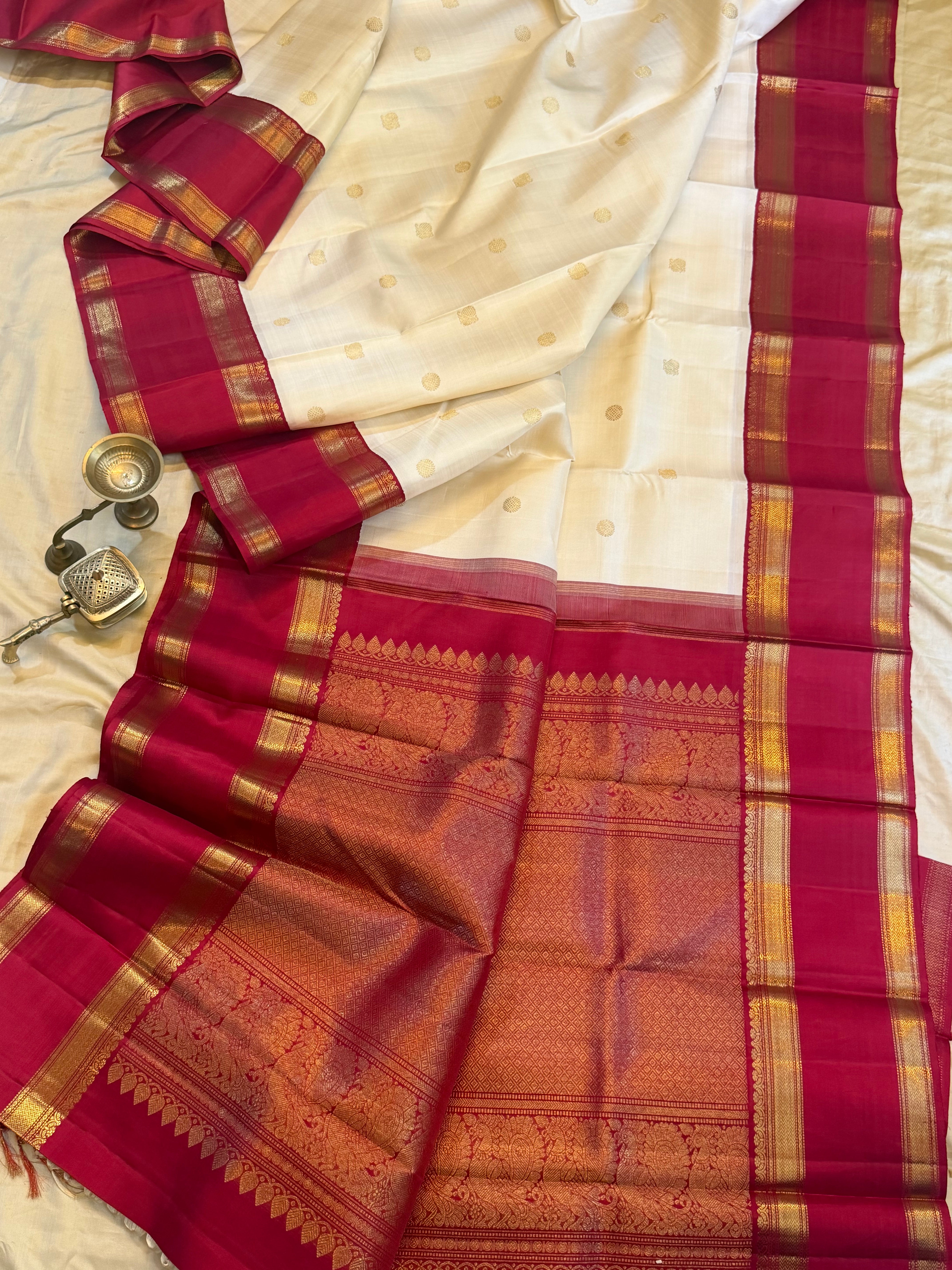 Off white retta pet Kai Korvai / Kanjipuram silk