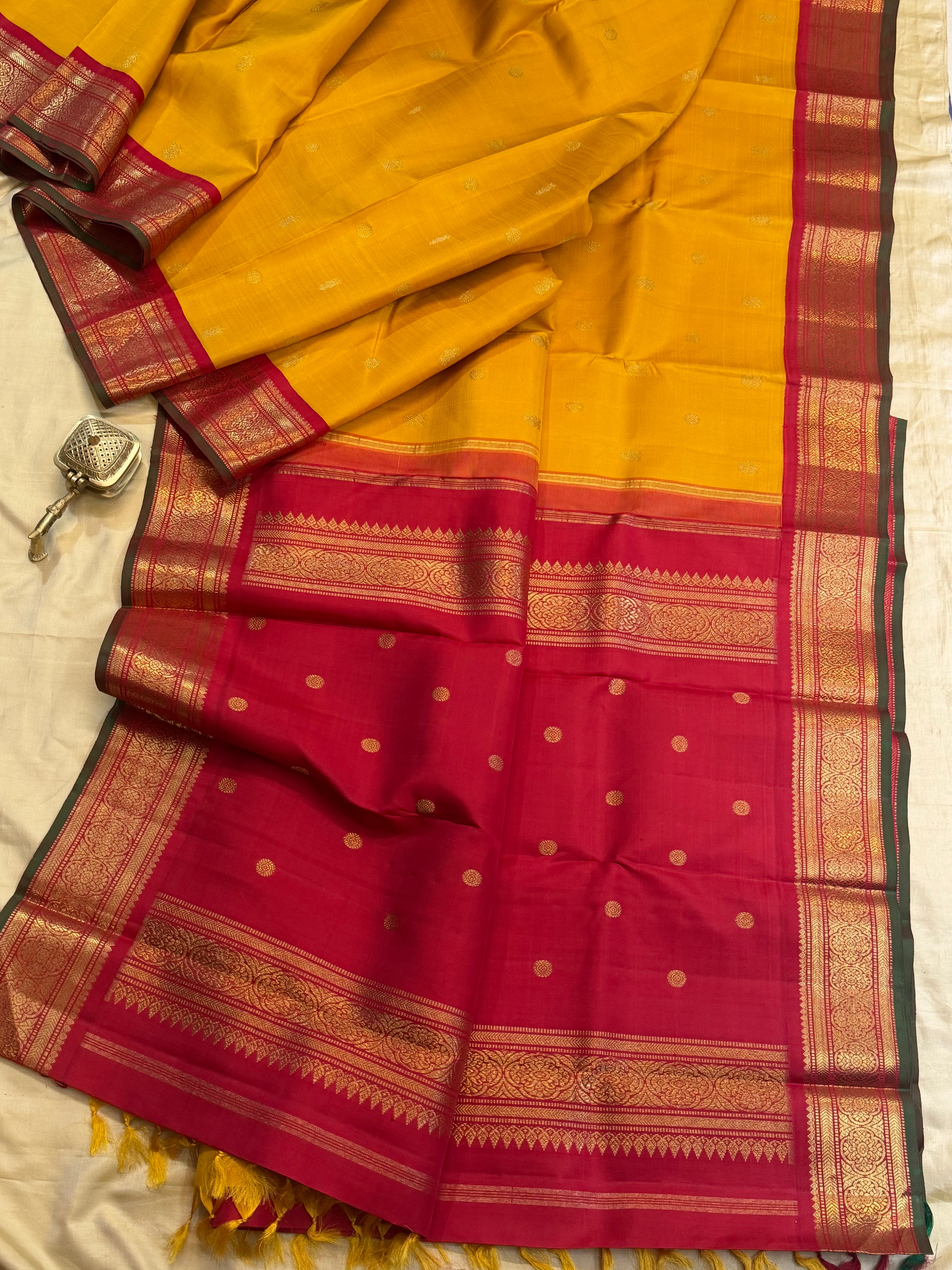 Golden manjal korvai / kanjipuram silk