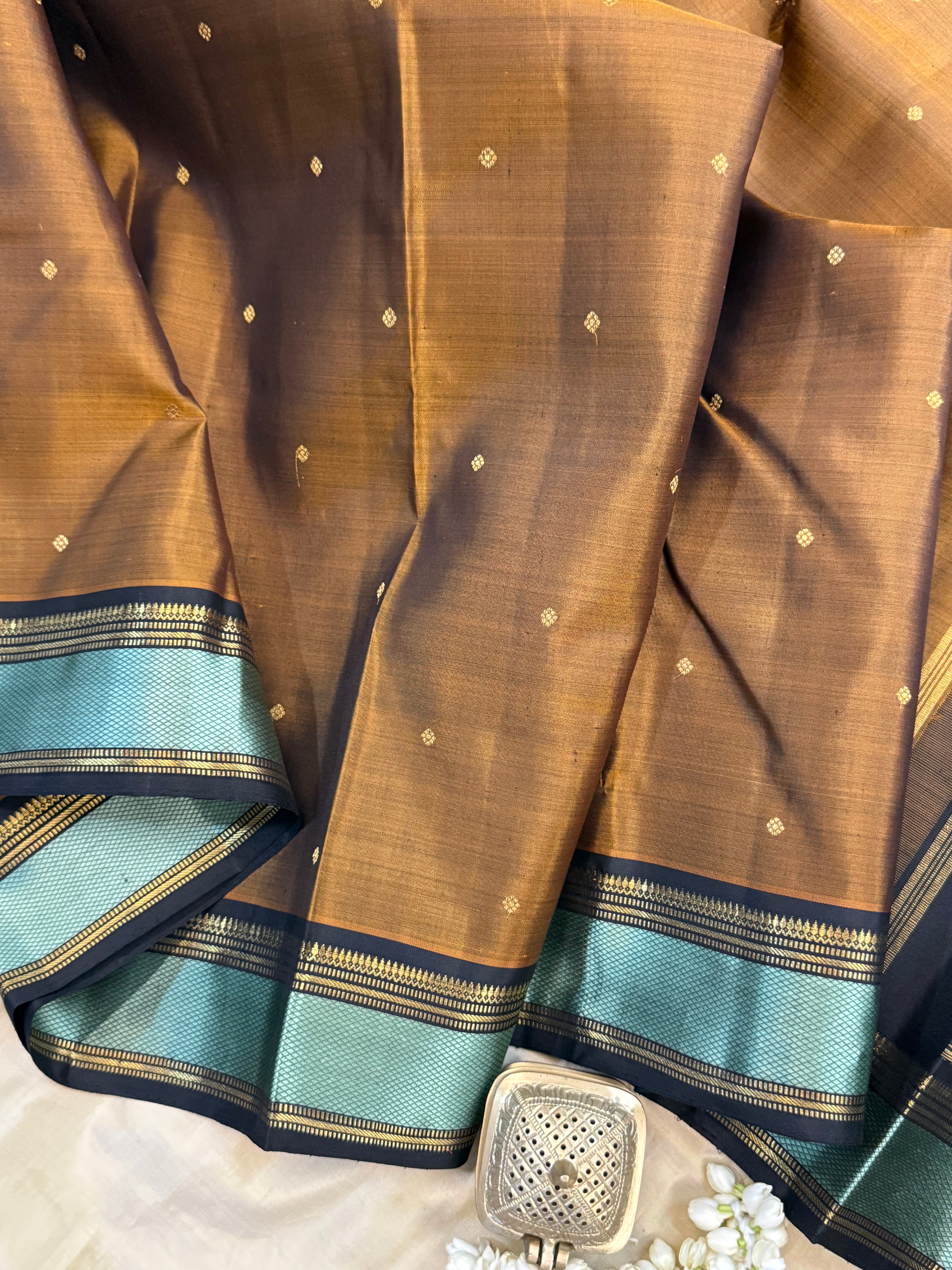 Brown unique thread and zari pallu / Kanjipuram silk CL8202
