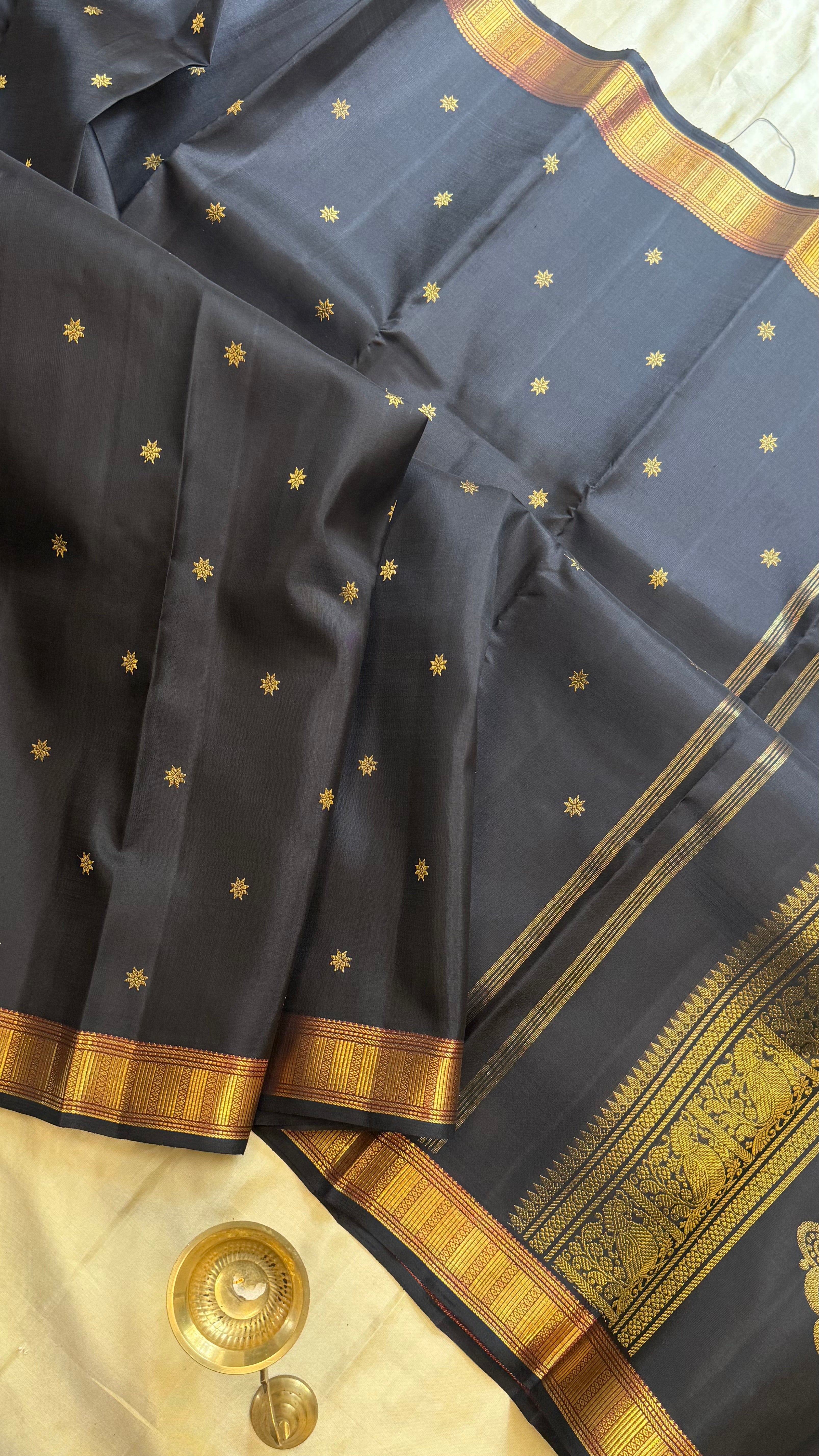 Vizhli: Black small border unique palla. / Kanjipuram silk