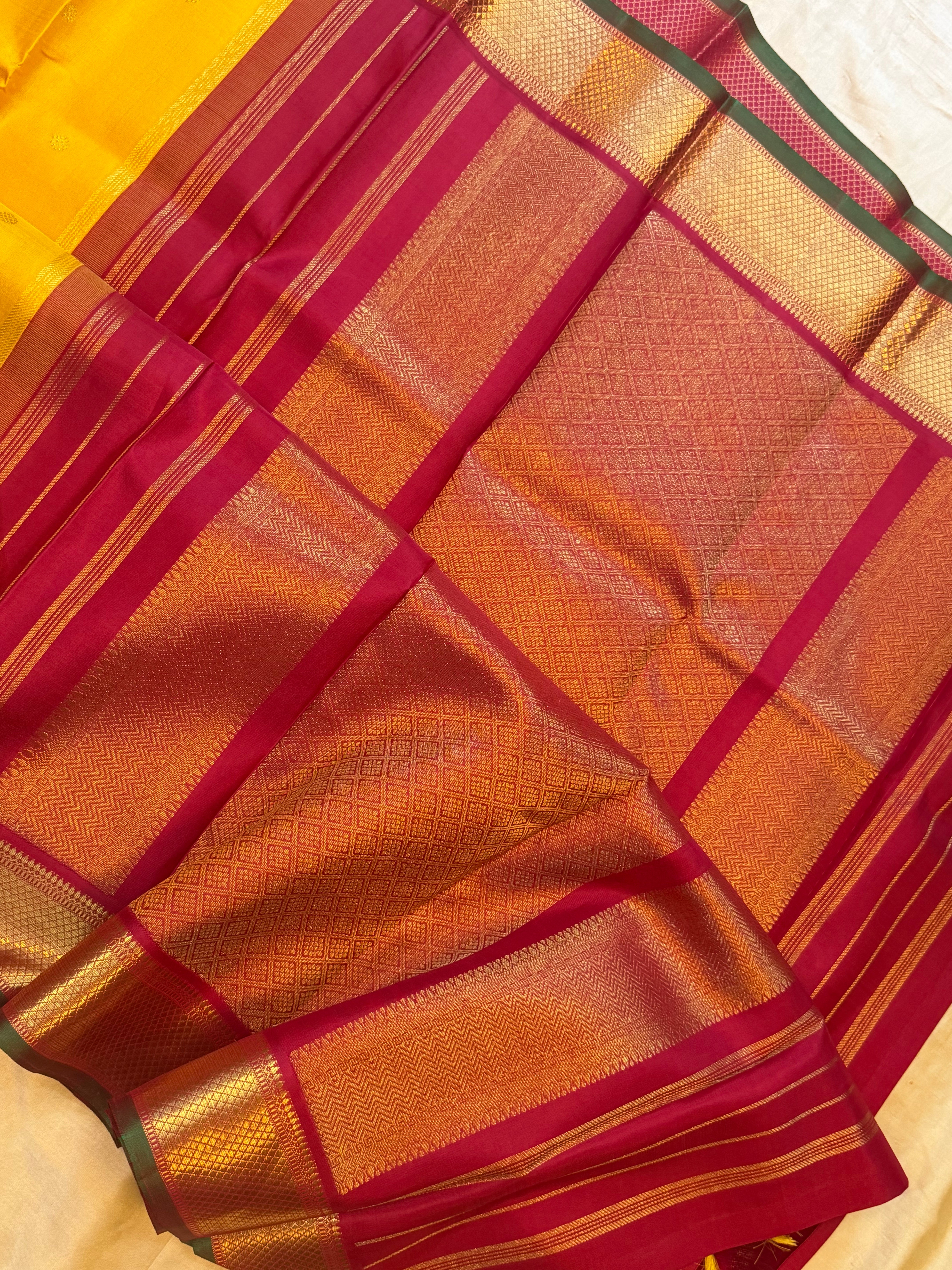 Mustard yellow Korvai. / Kanjipuram silk