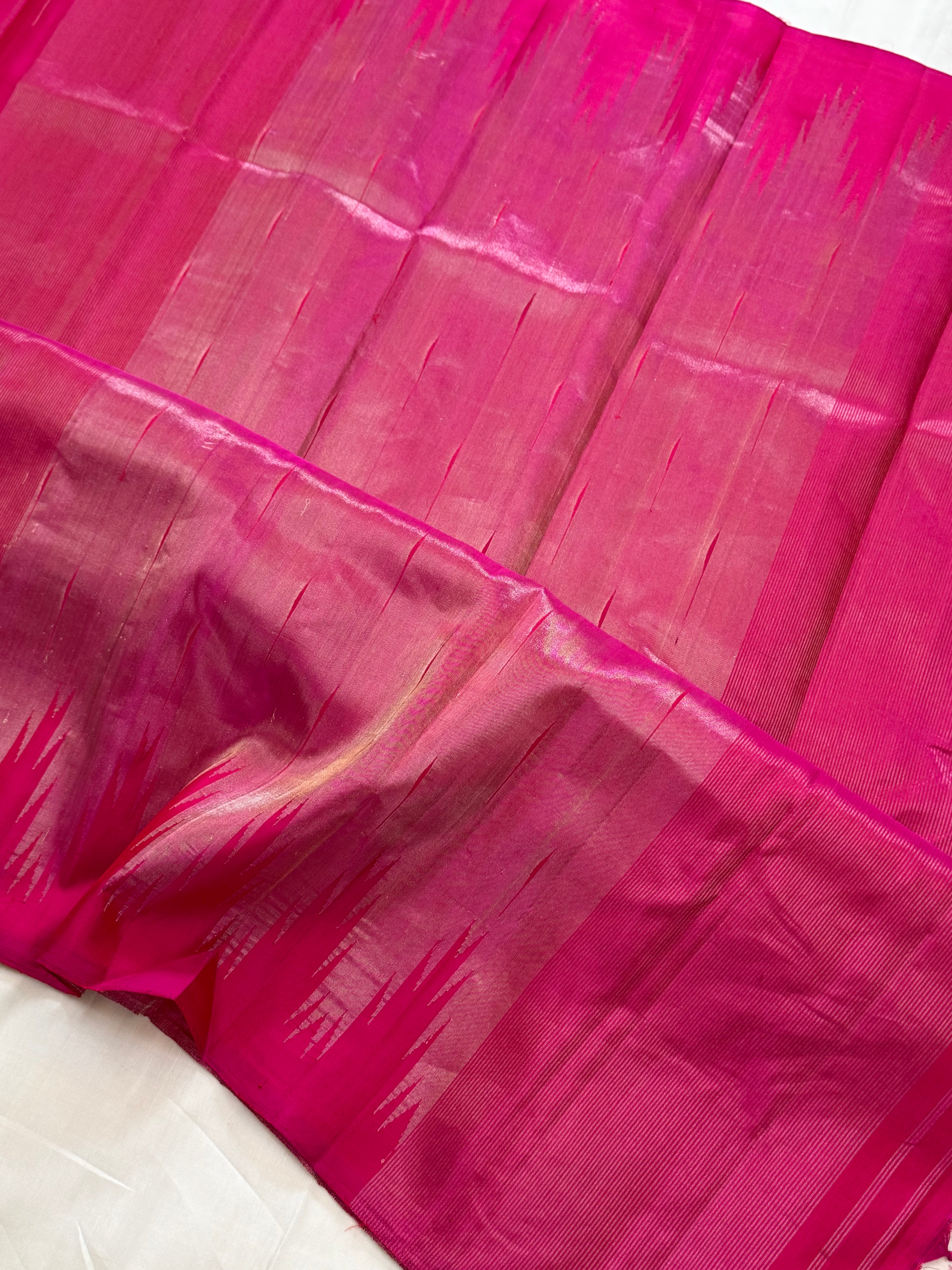 Fuchsia pink malli Moggu body with 8 kol border / Gadwal silk CLSA11300