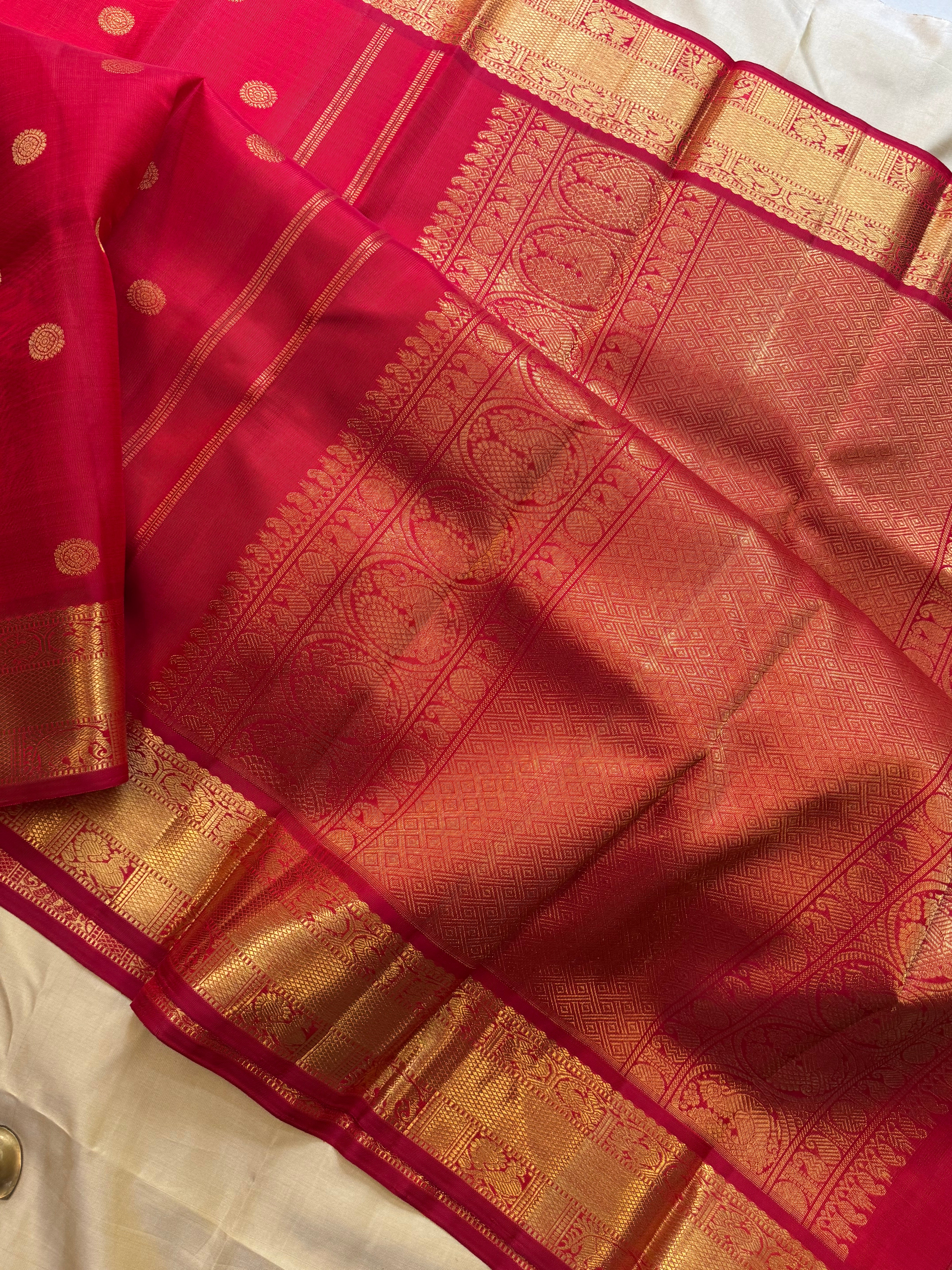 Swapnam : Red chakram Butta / kanjipuram silk