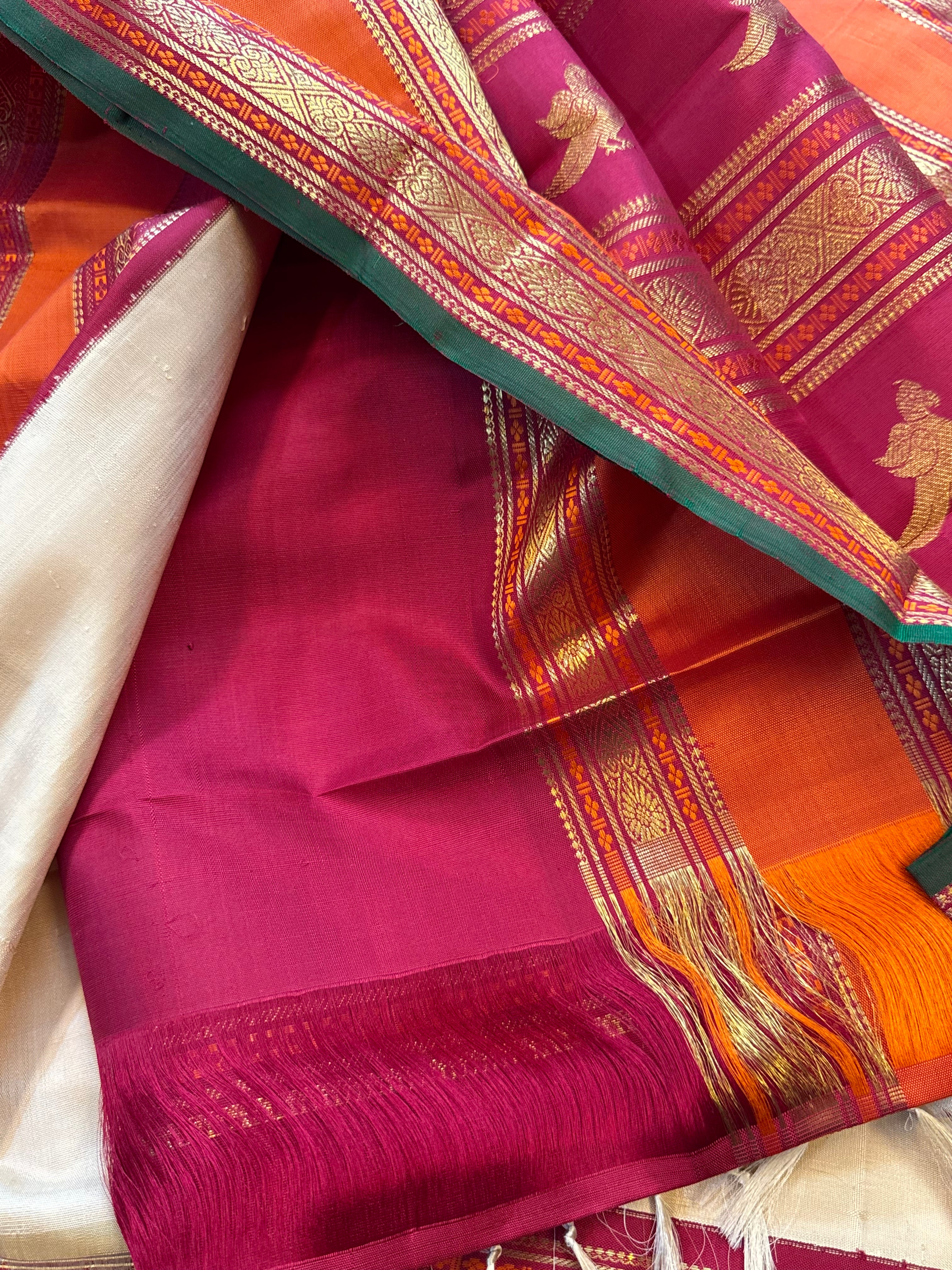 Off white retta pet Kai Korvai : Kanjipuram silk