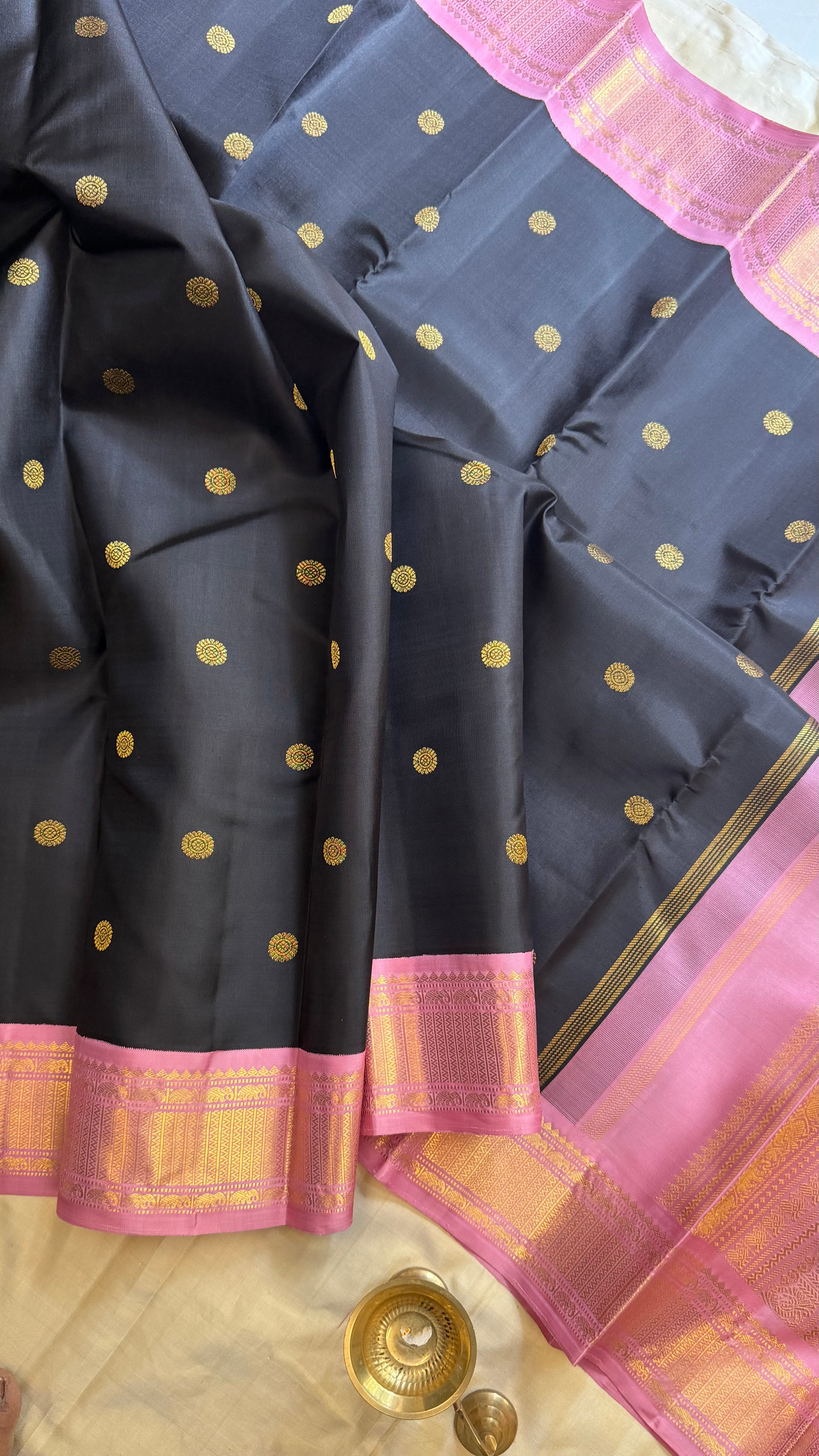 Vizhli: Black baby pink Korvai / Kanjipuram silk