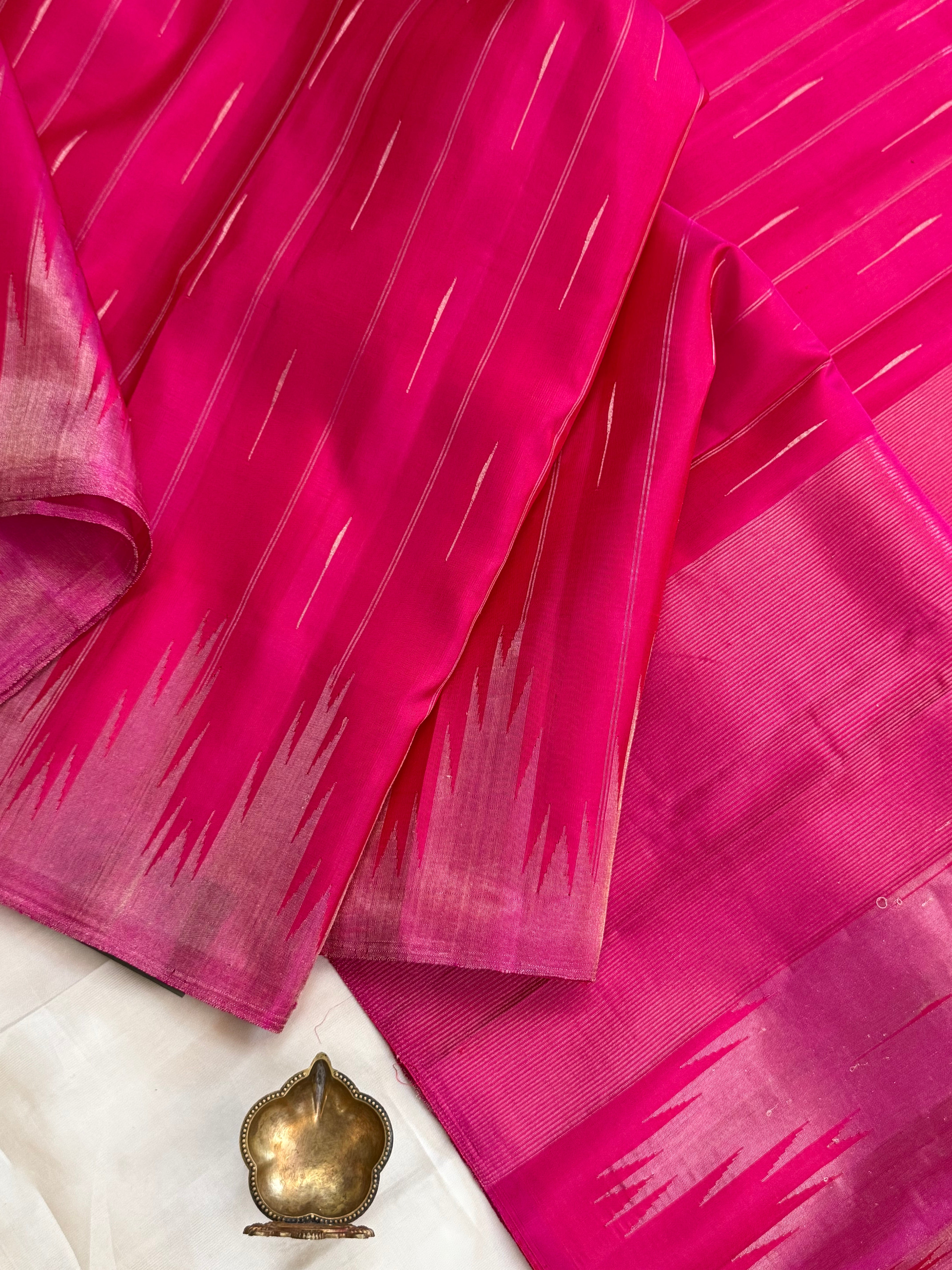 Fuchsia pink malli Moggu body with 8 kol border / Gadwal silk CLSA11300