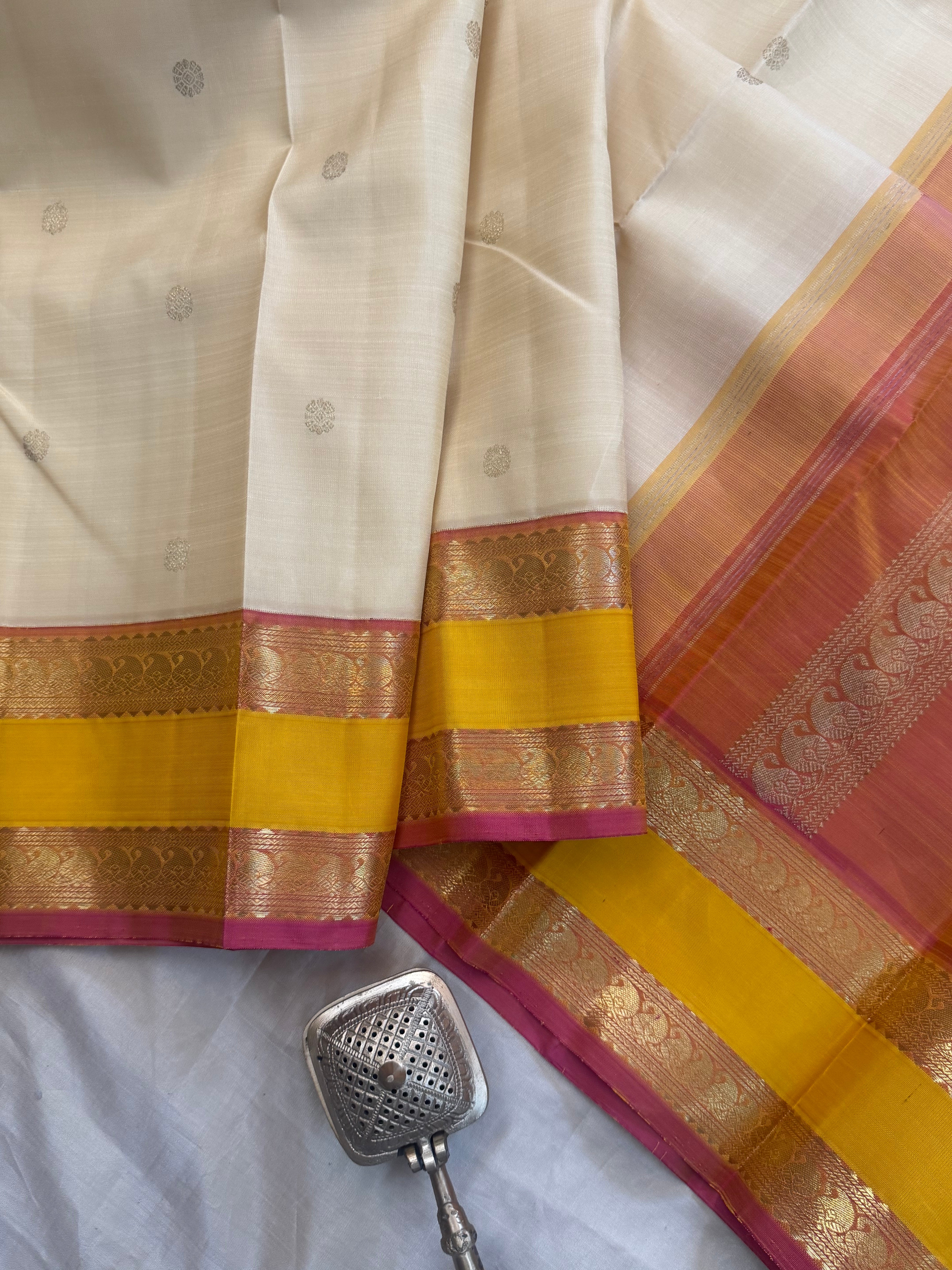 Onam collection: cream retta pet Korvai / pure zari Kanjipuram silk