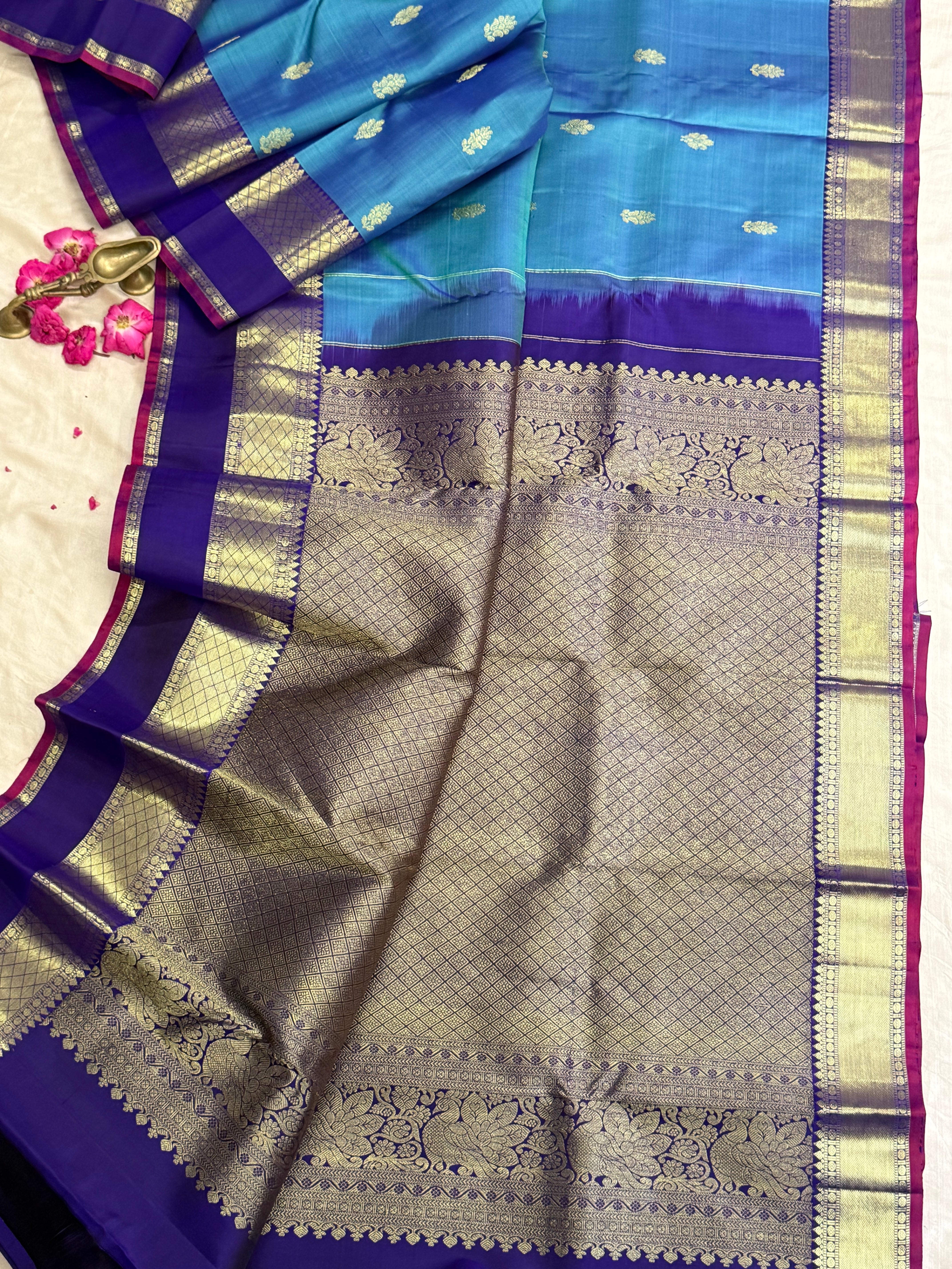 Blue shot green kaal erangina border / Arani silk