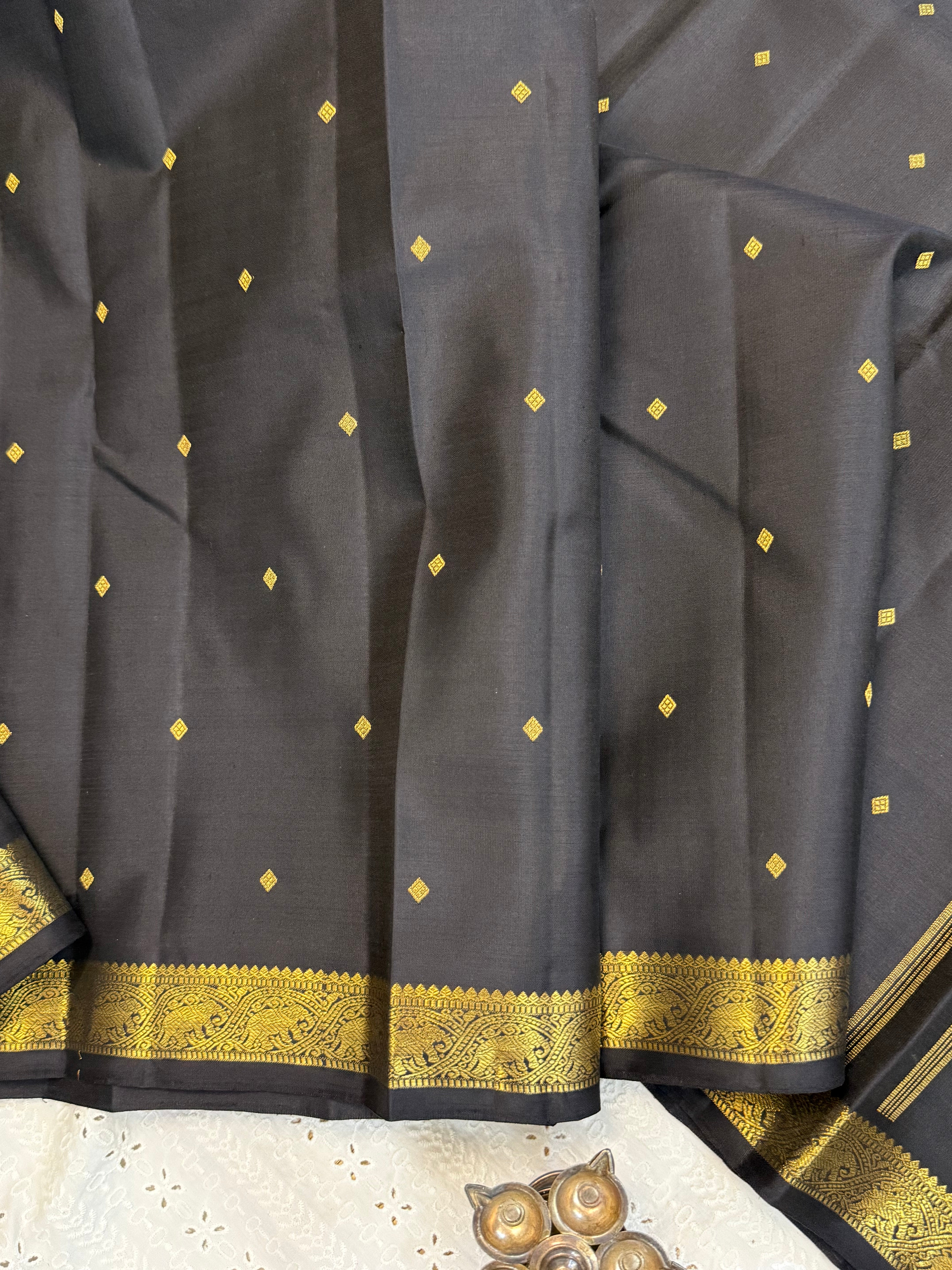 Black small border / Kanjipuram silk