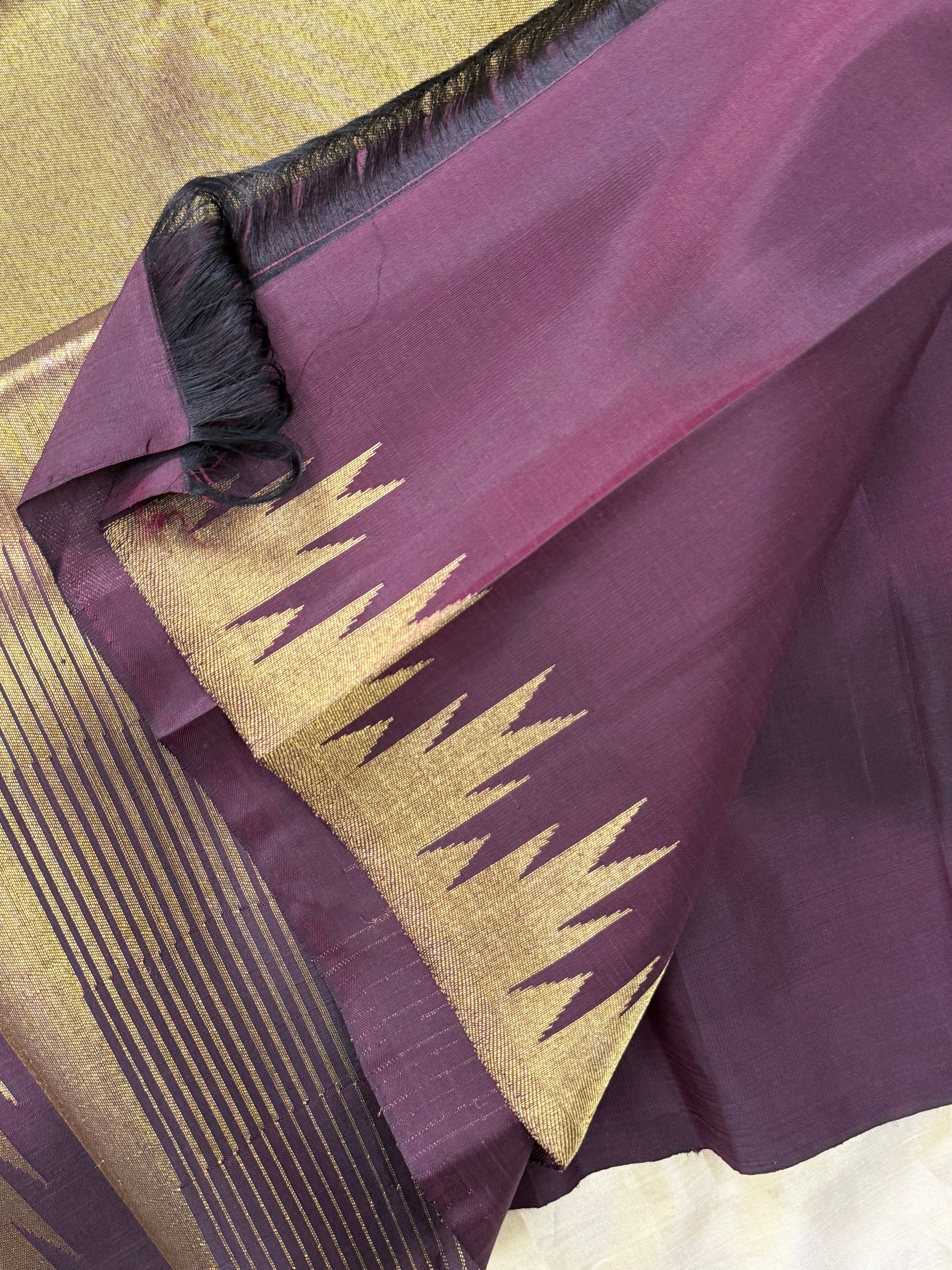Deep pakku shot black 8 kol temple border/ Kanjipuram silk CLSA2092