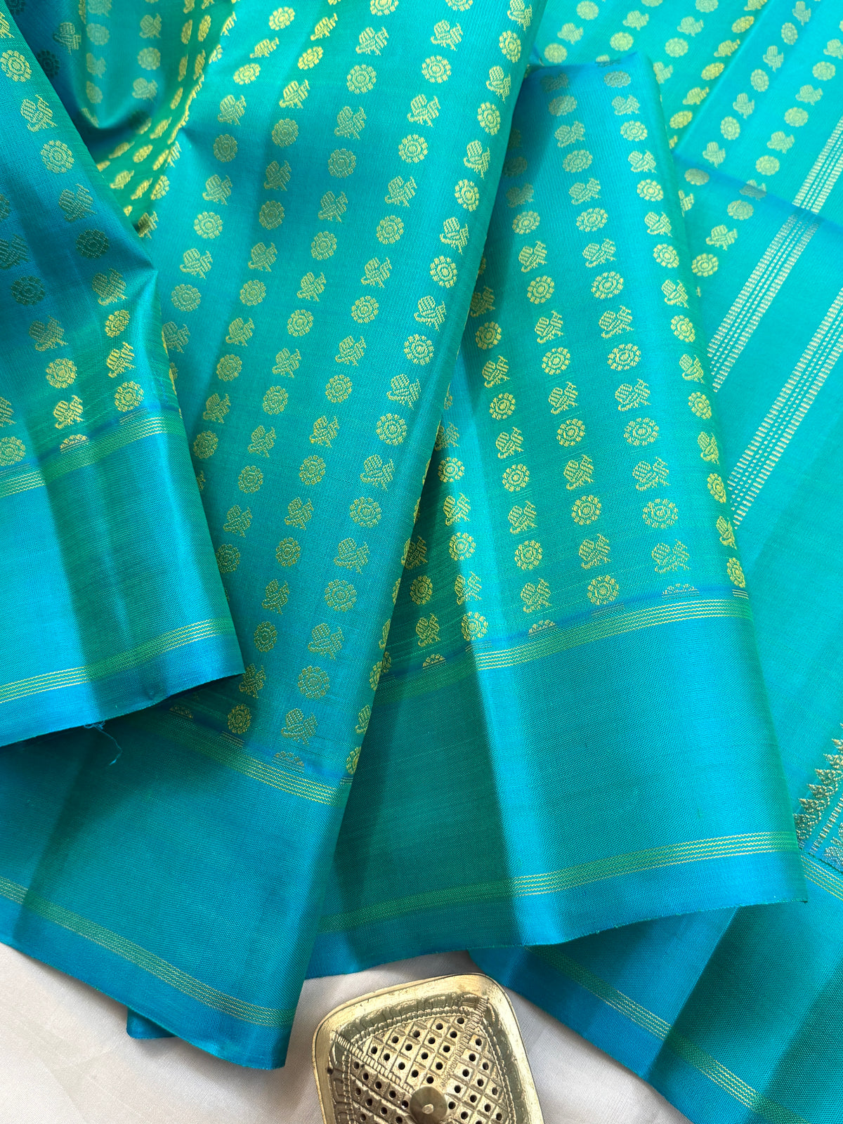 turquoise annam and chakram thodar butta thread work / Kanjipuram silk CLSA12322