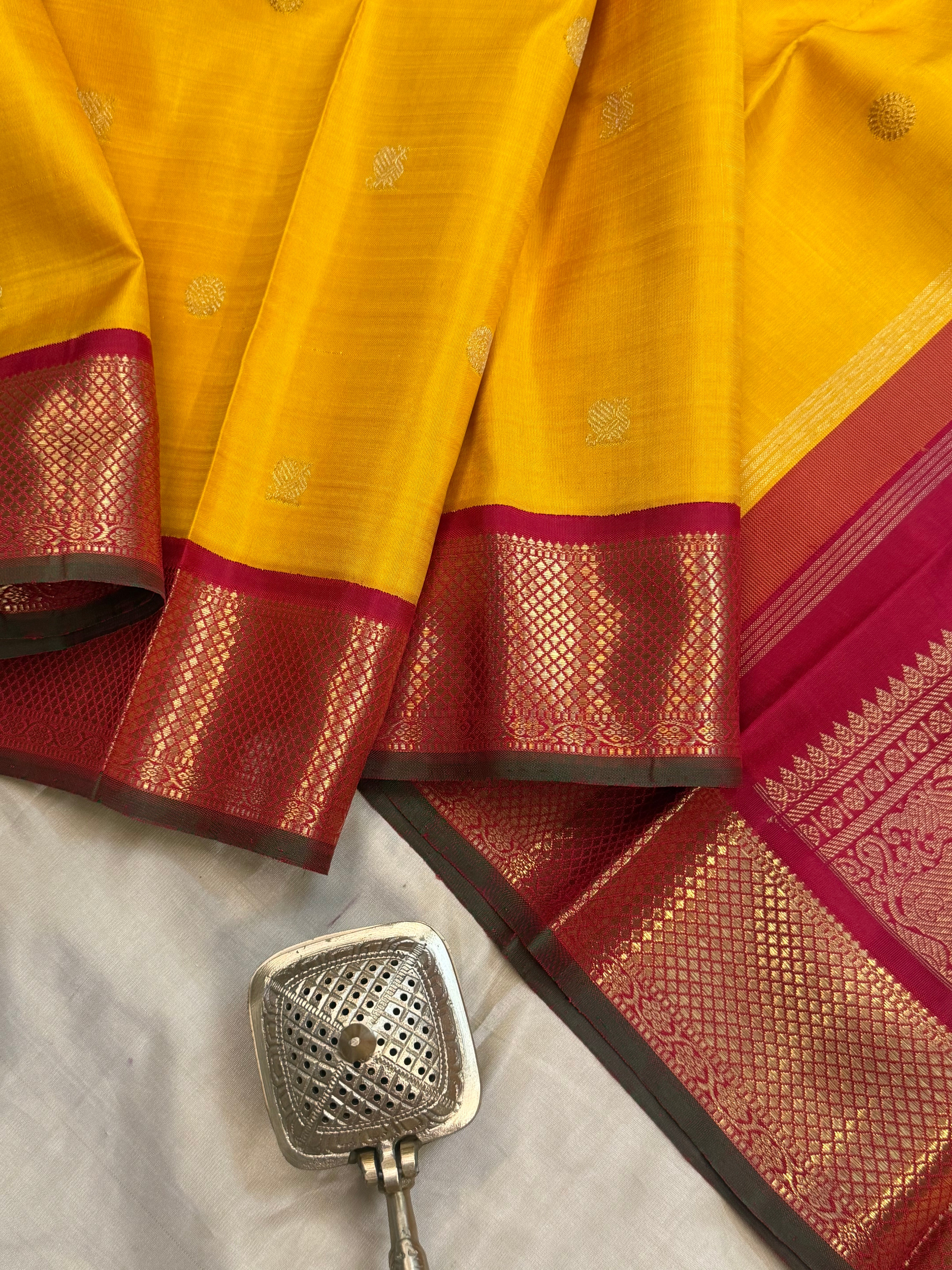 Golden manjal korvai / kanjipuram silk