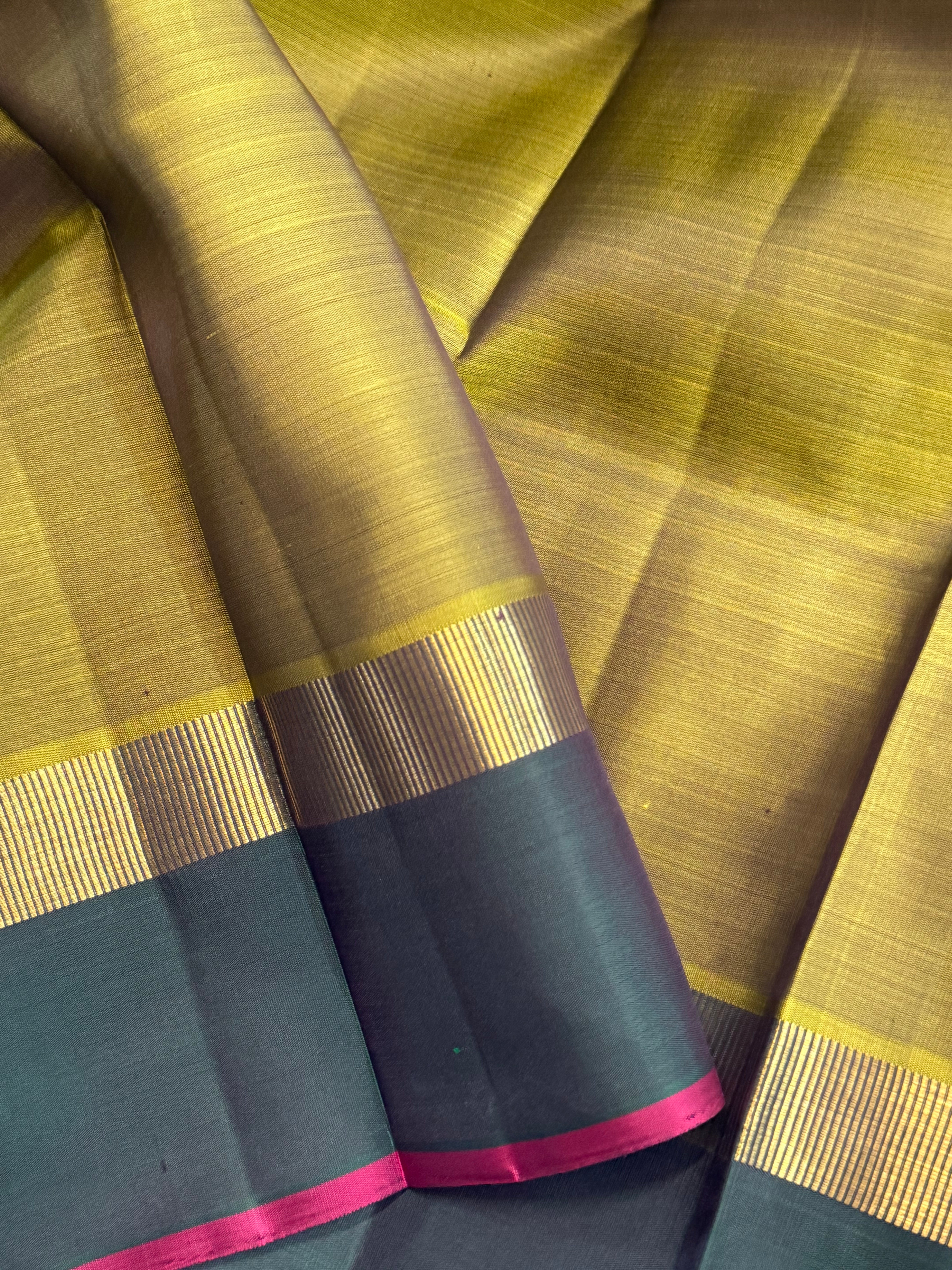 Olive green and dark green kaal erangina border/ Kanjipuram silk
