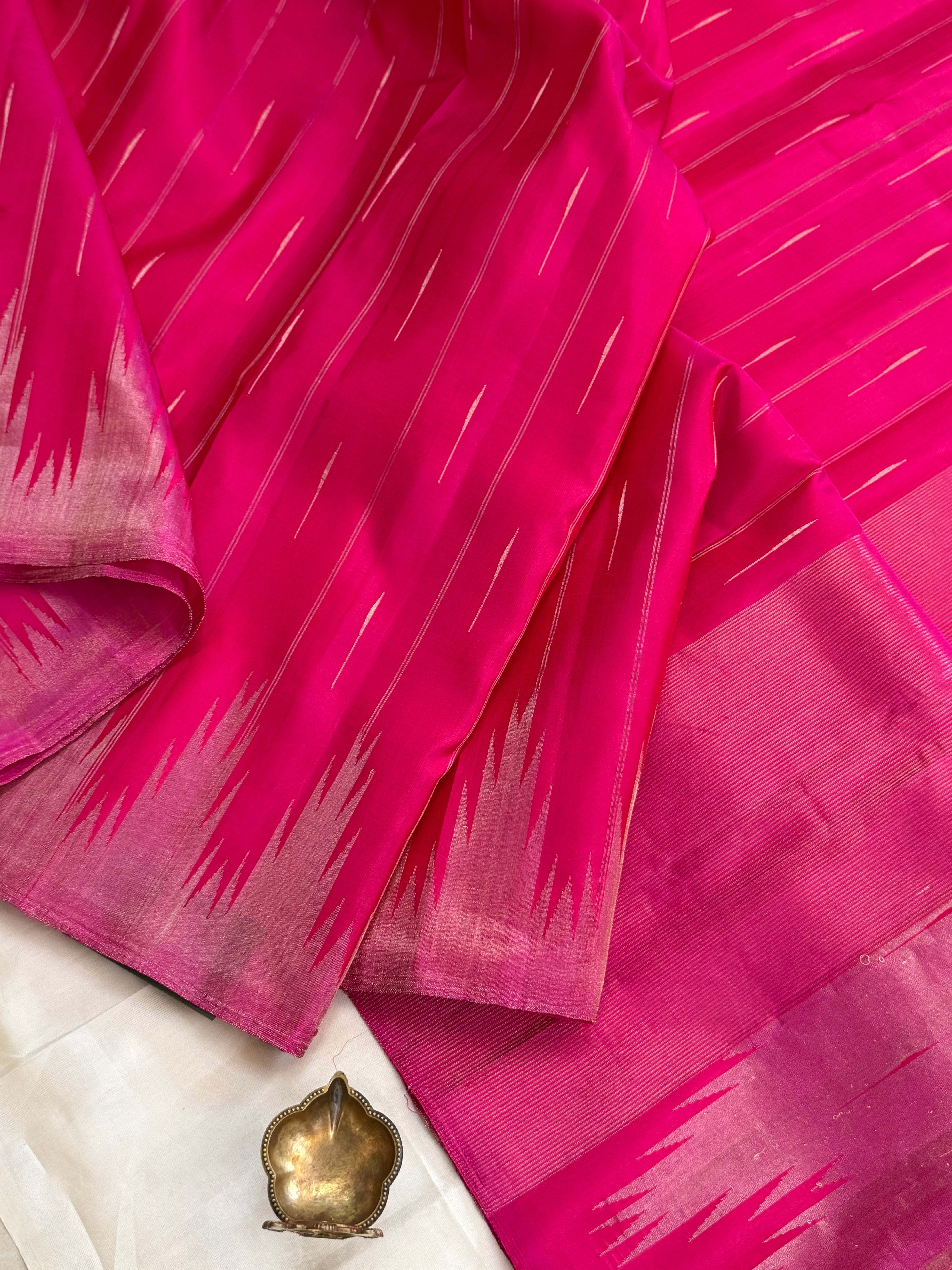 Fuchsia pink malli Moggu body with 8 kol border / Gadwal silk CLSA11300