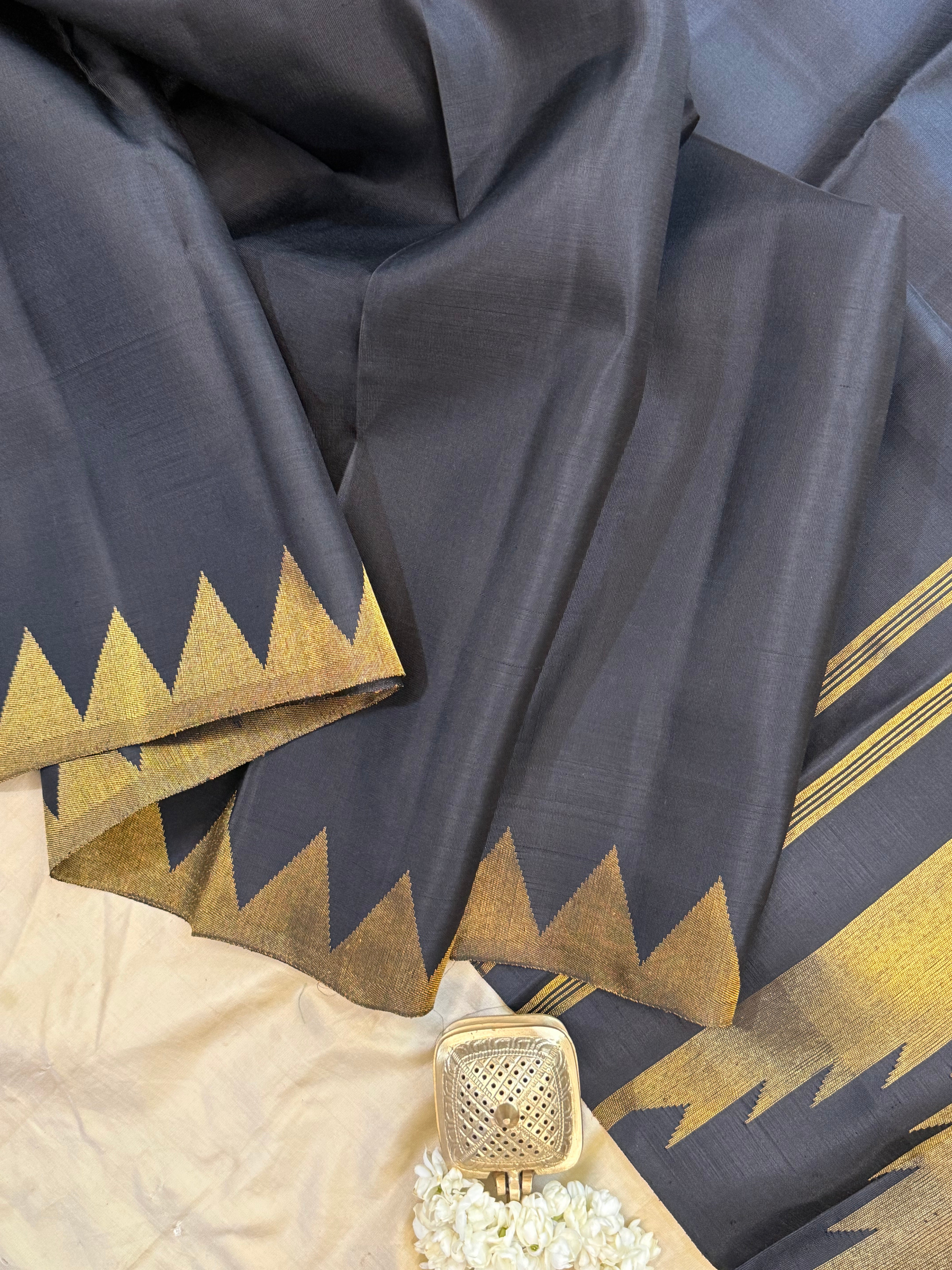 Black 8 kol temple / Kanjipuram silk