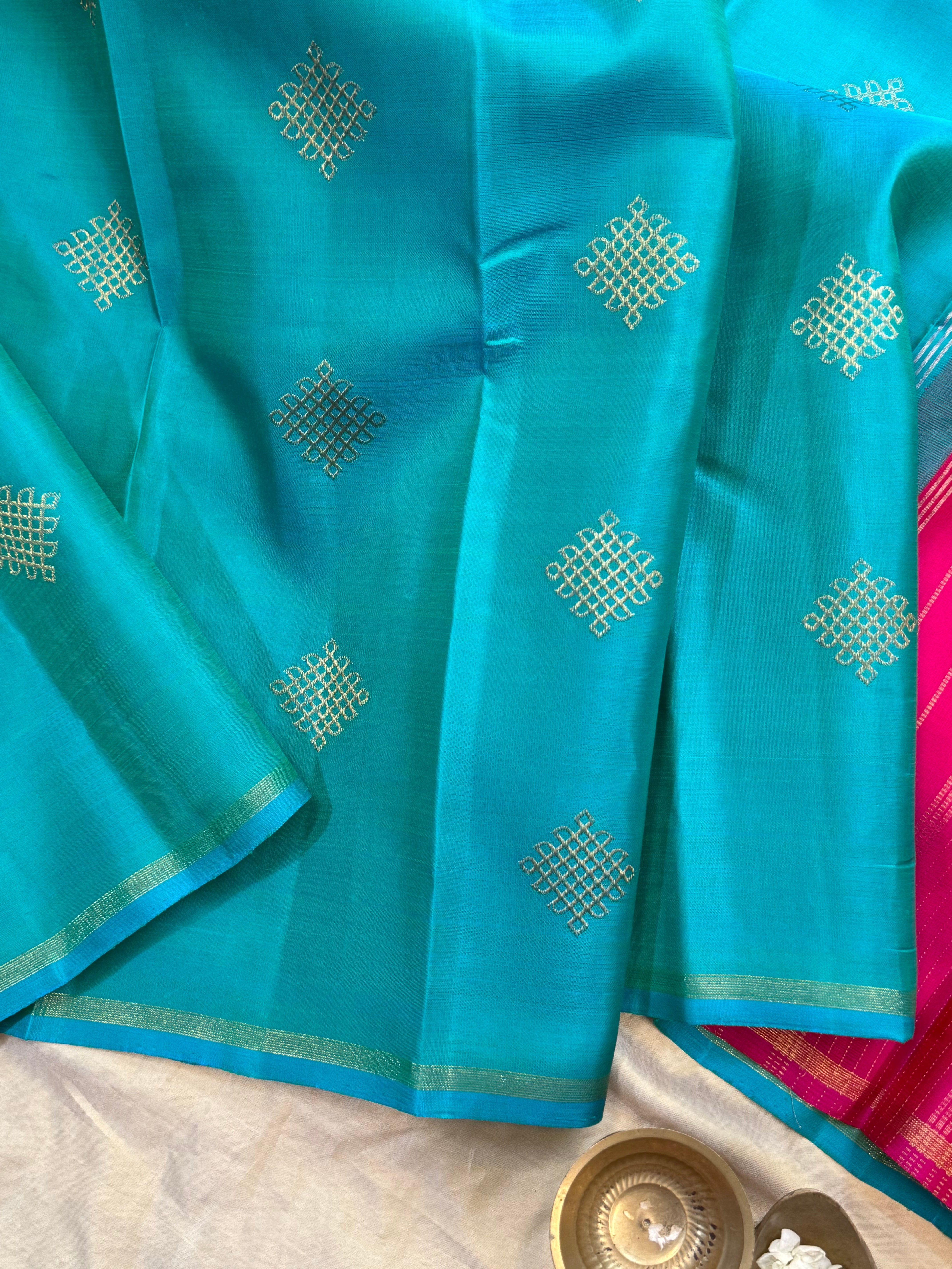 Turquoise blue kolam butta / Kanjipuram silk