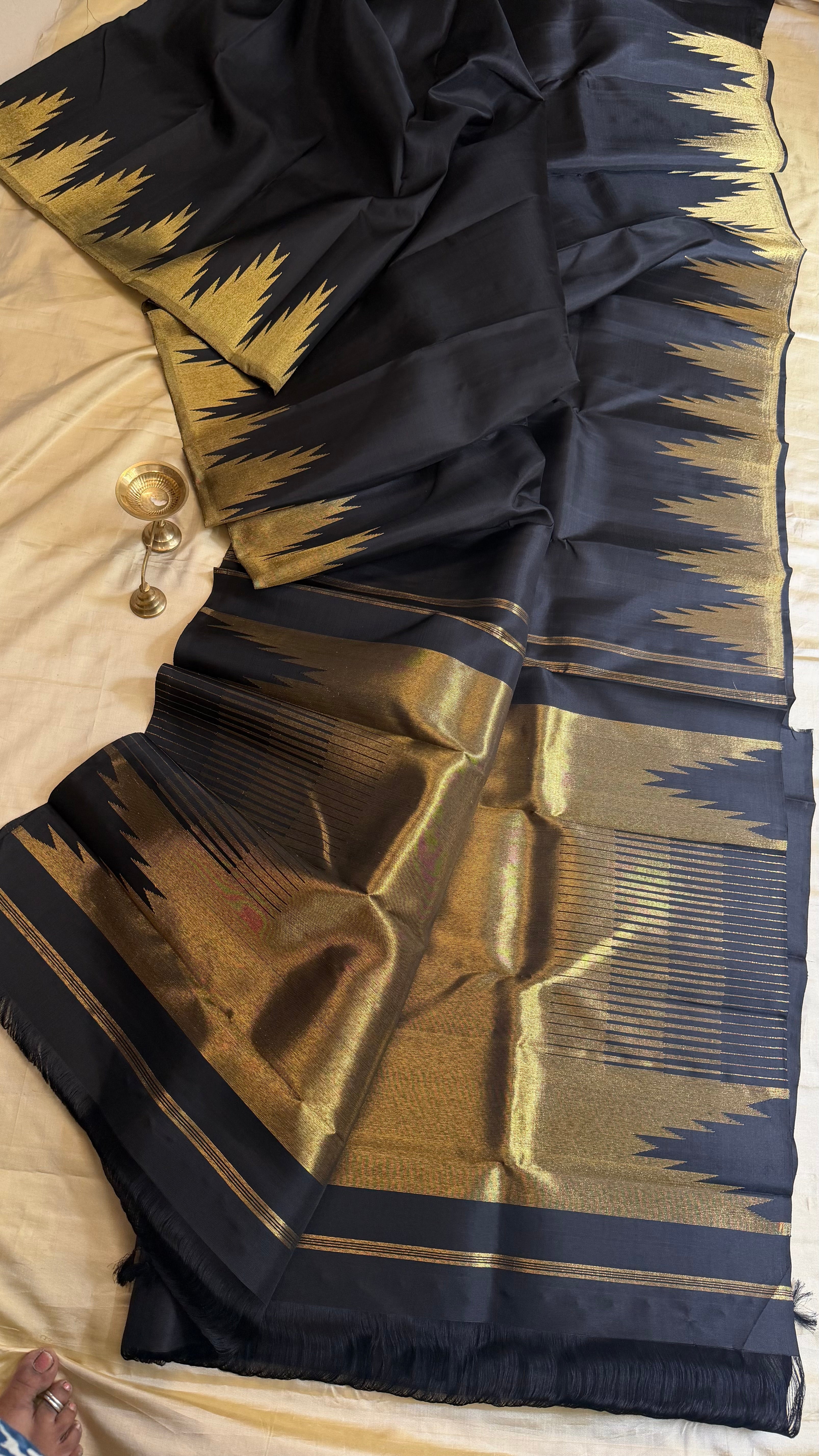 Vizhli: Black 8 Kol thazhamboo / Kanjipuram silk