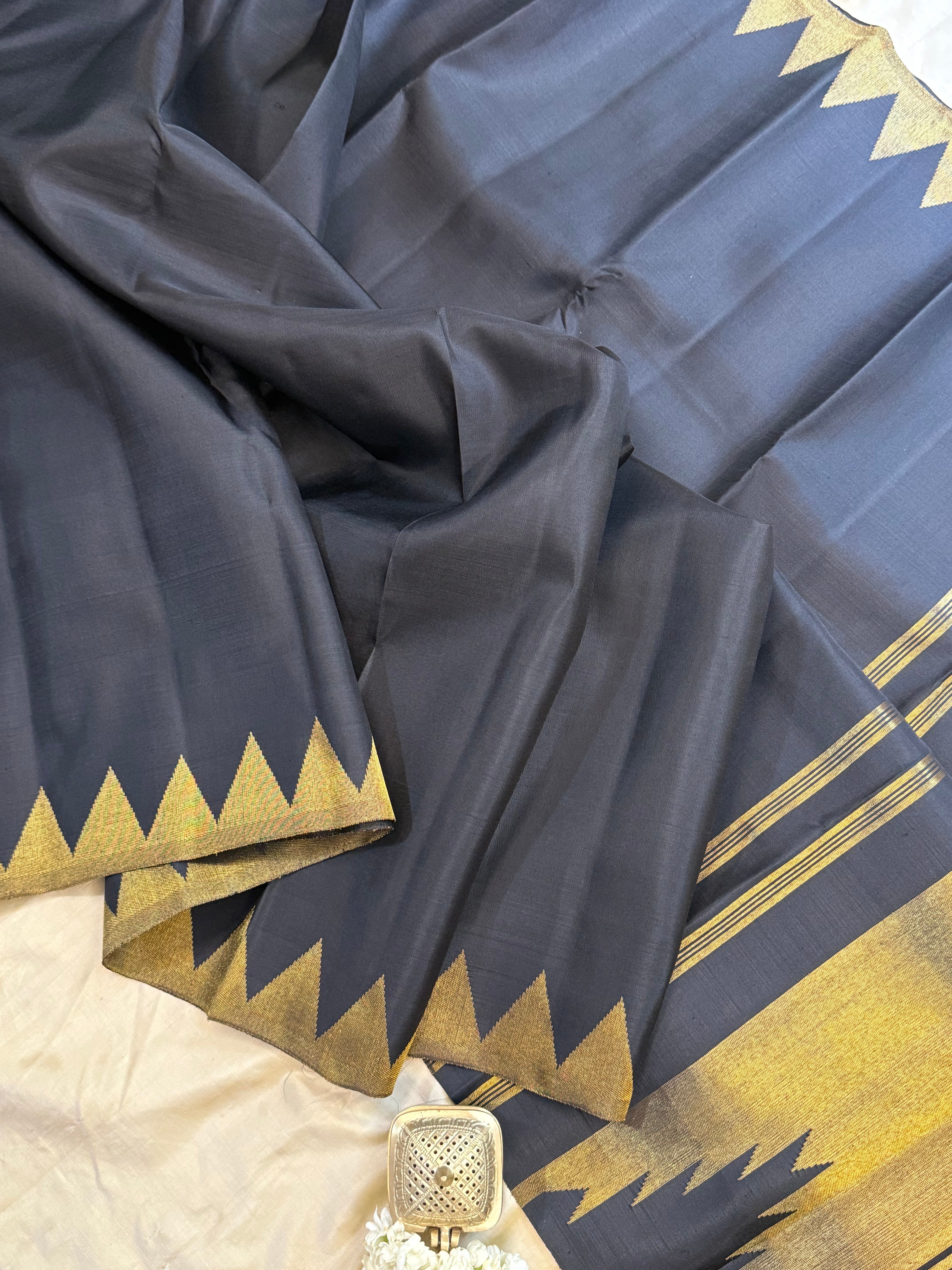 Black 8 kol temple / Kanjipuram silk