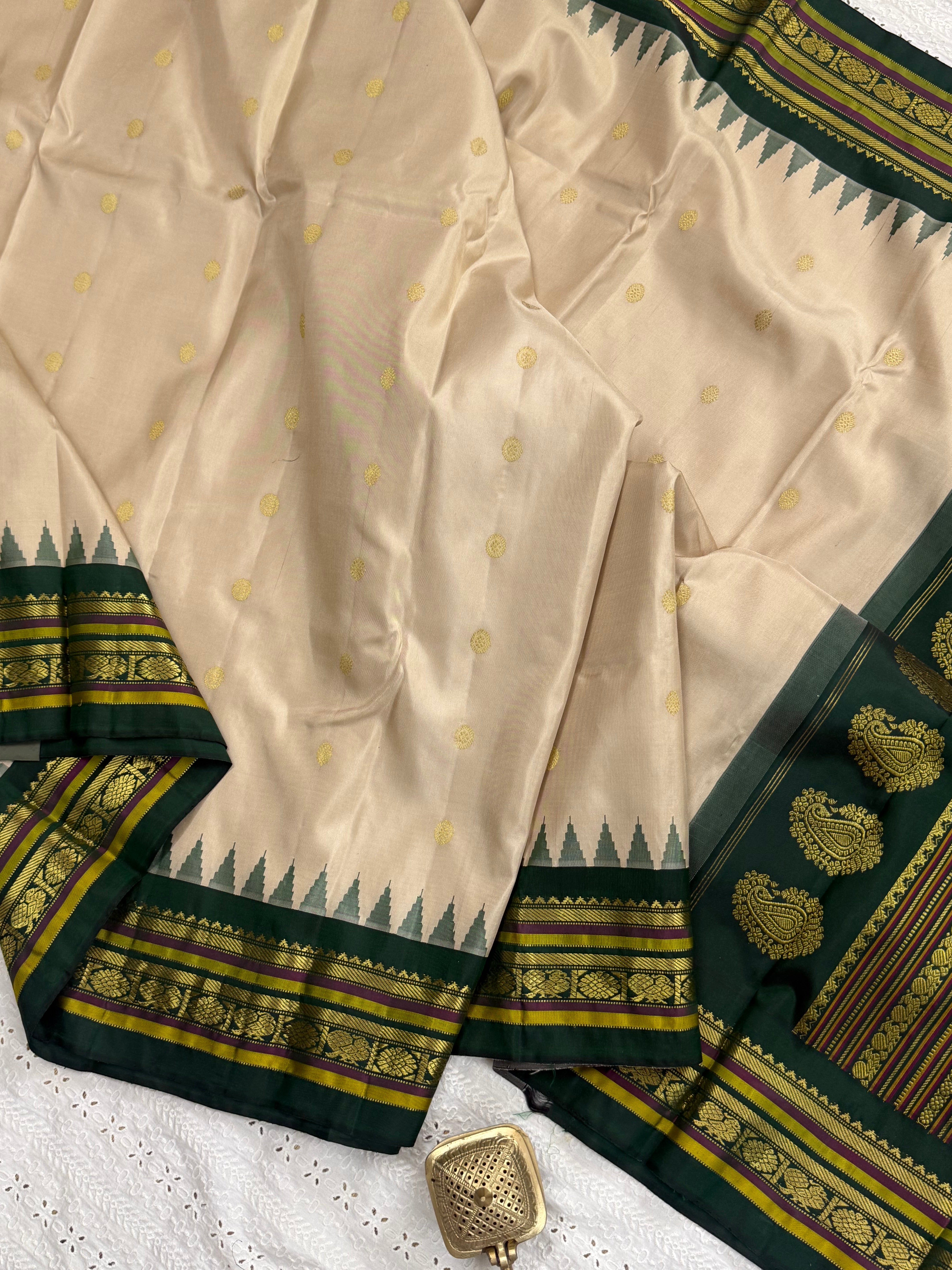 Off sandal and green / Gadwal silk CL9310