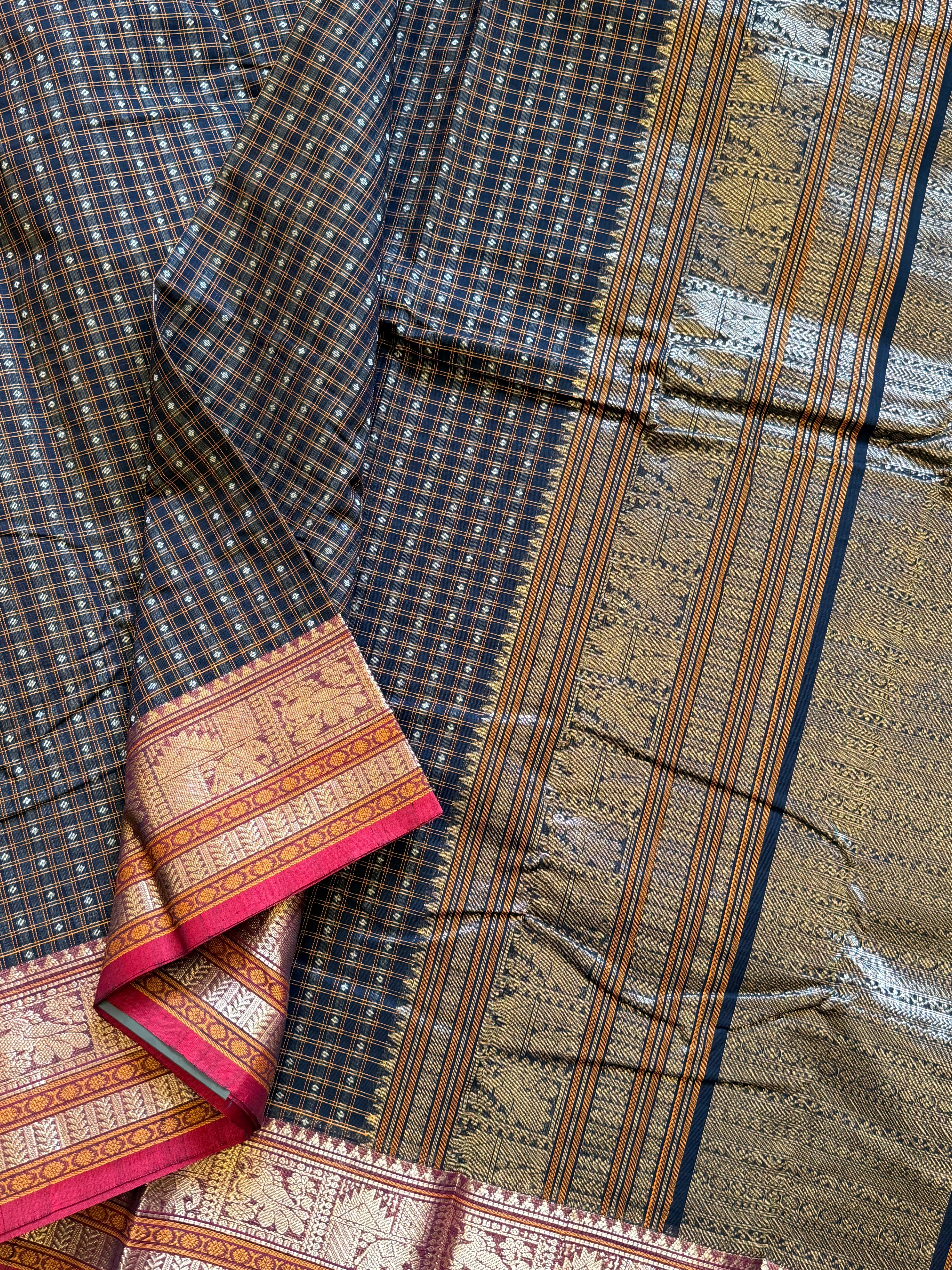 Black Zari pet diamond Laksham Butta / Kanchi cotton