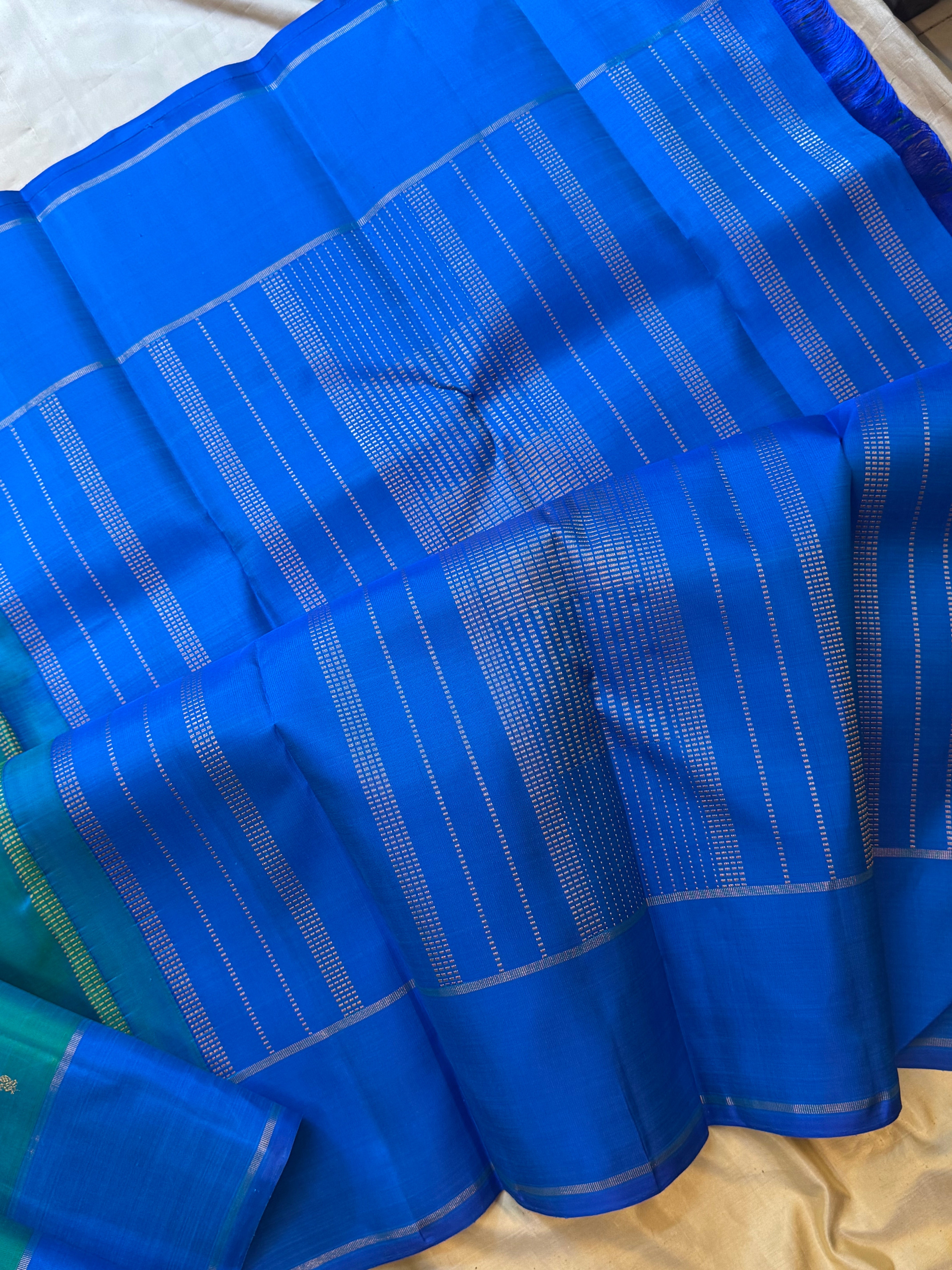 Sea blue annam and chakram butta/ Kanjipuram silk