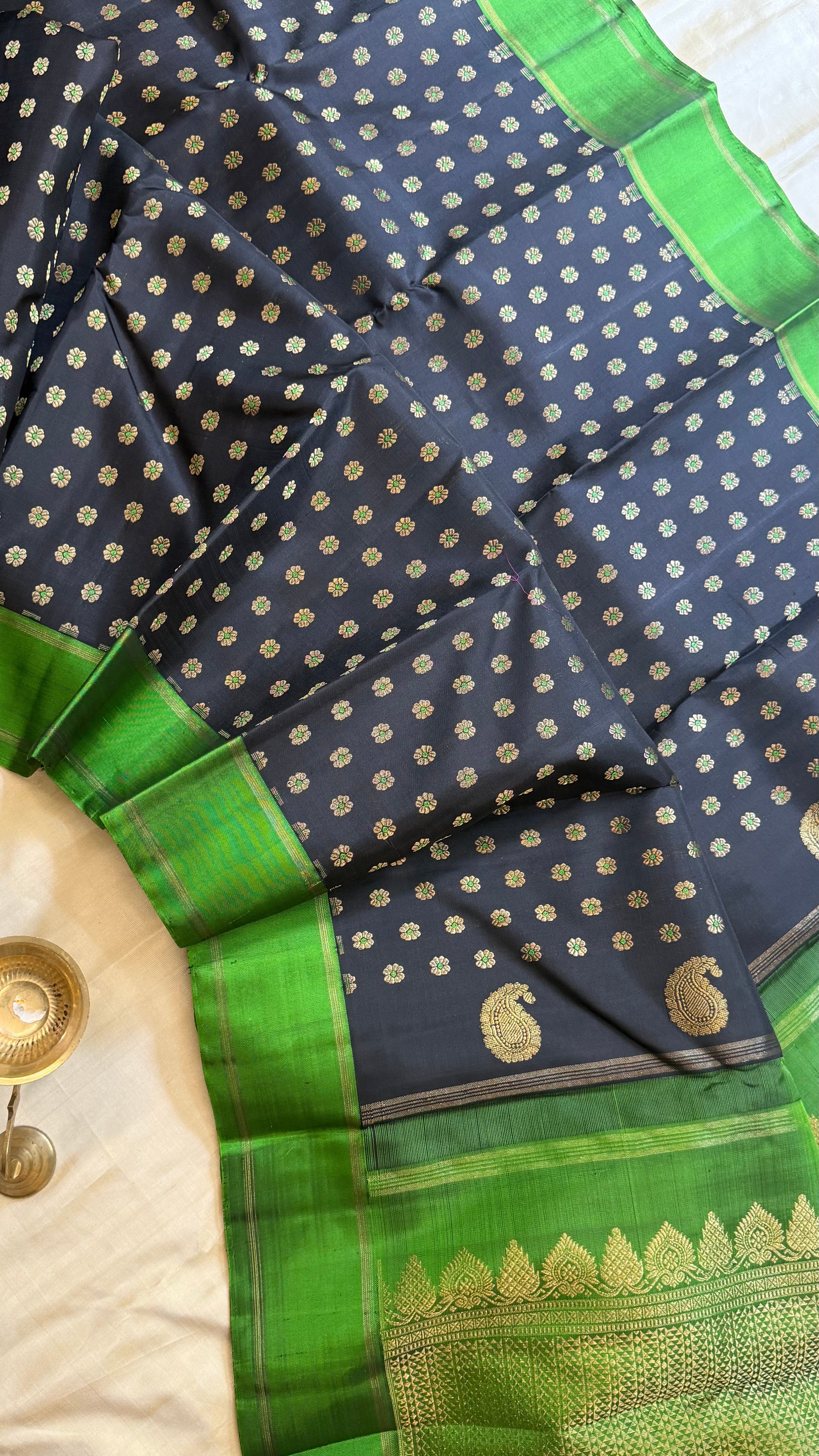 Vizhli: Black meenakari Butta / Kanjipuram silk