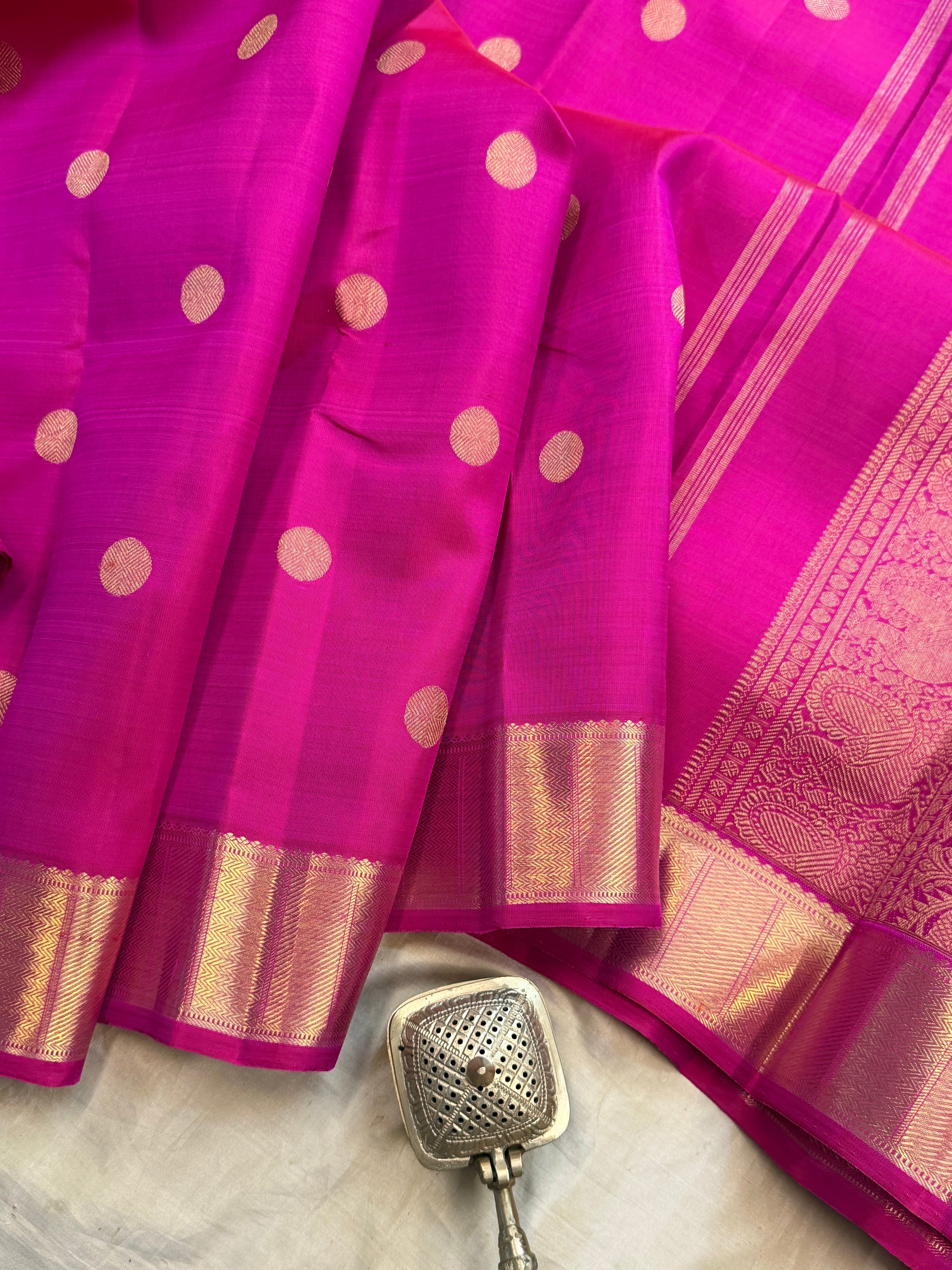 Moha : Rani pink round Butta pure Zari Kanjipuram silk