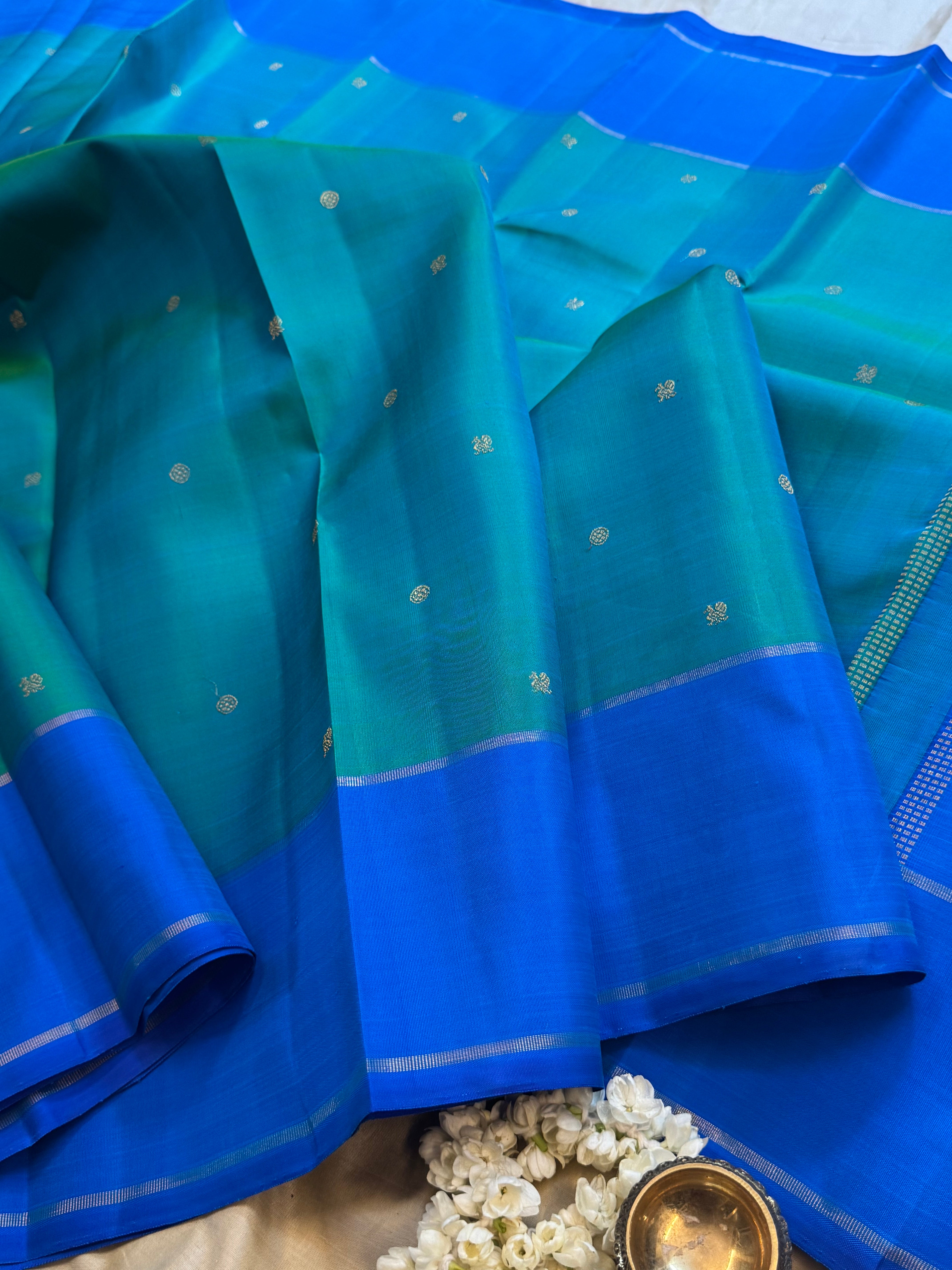 Sea blue annam and chakram butta/ Kanjipuram silk