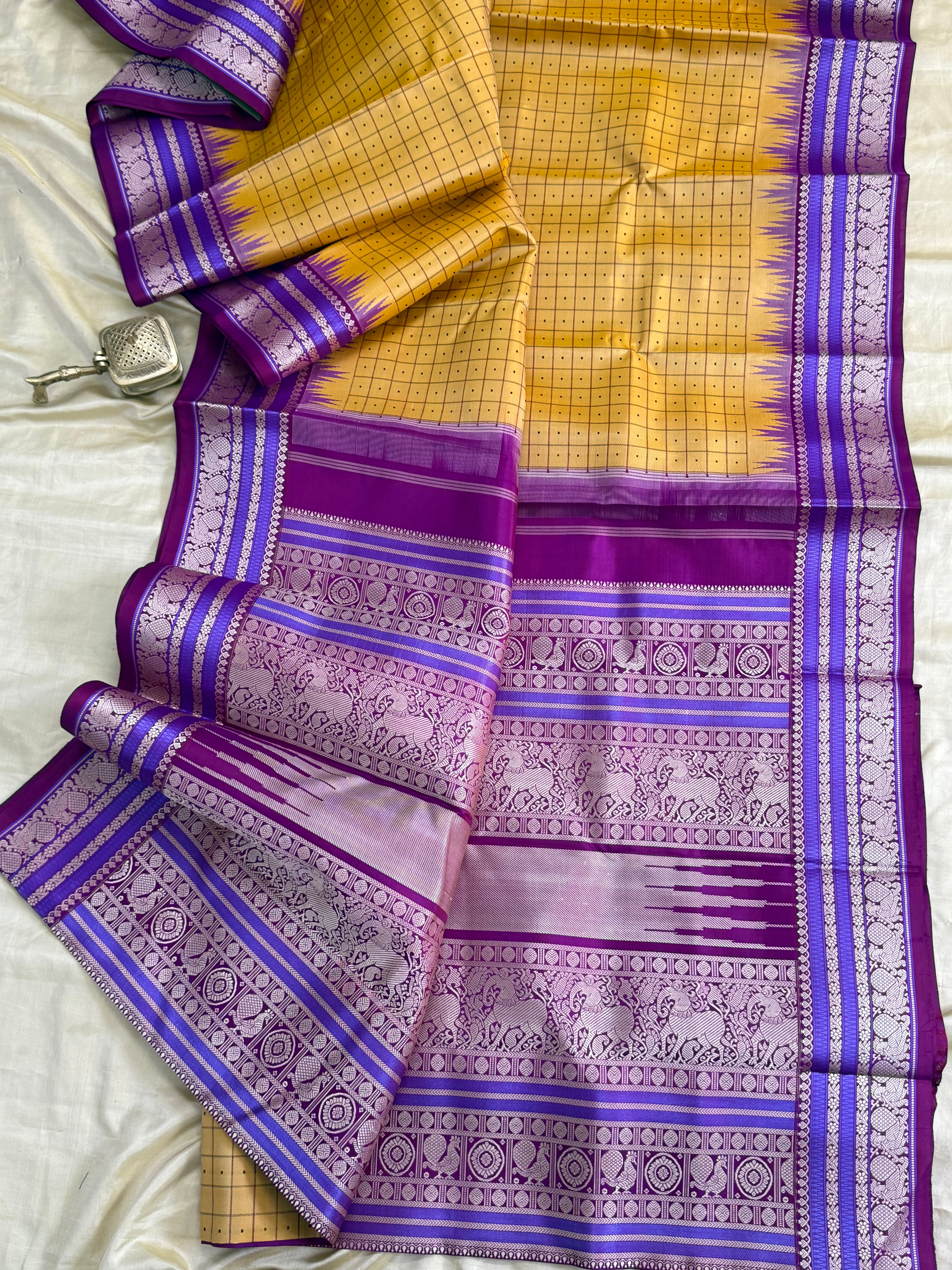 Sandhana manjal laksham Butta with temple border/ special edition CLSA10480