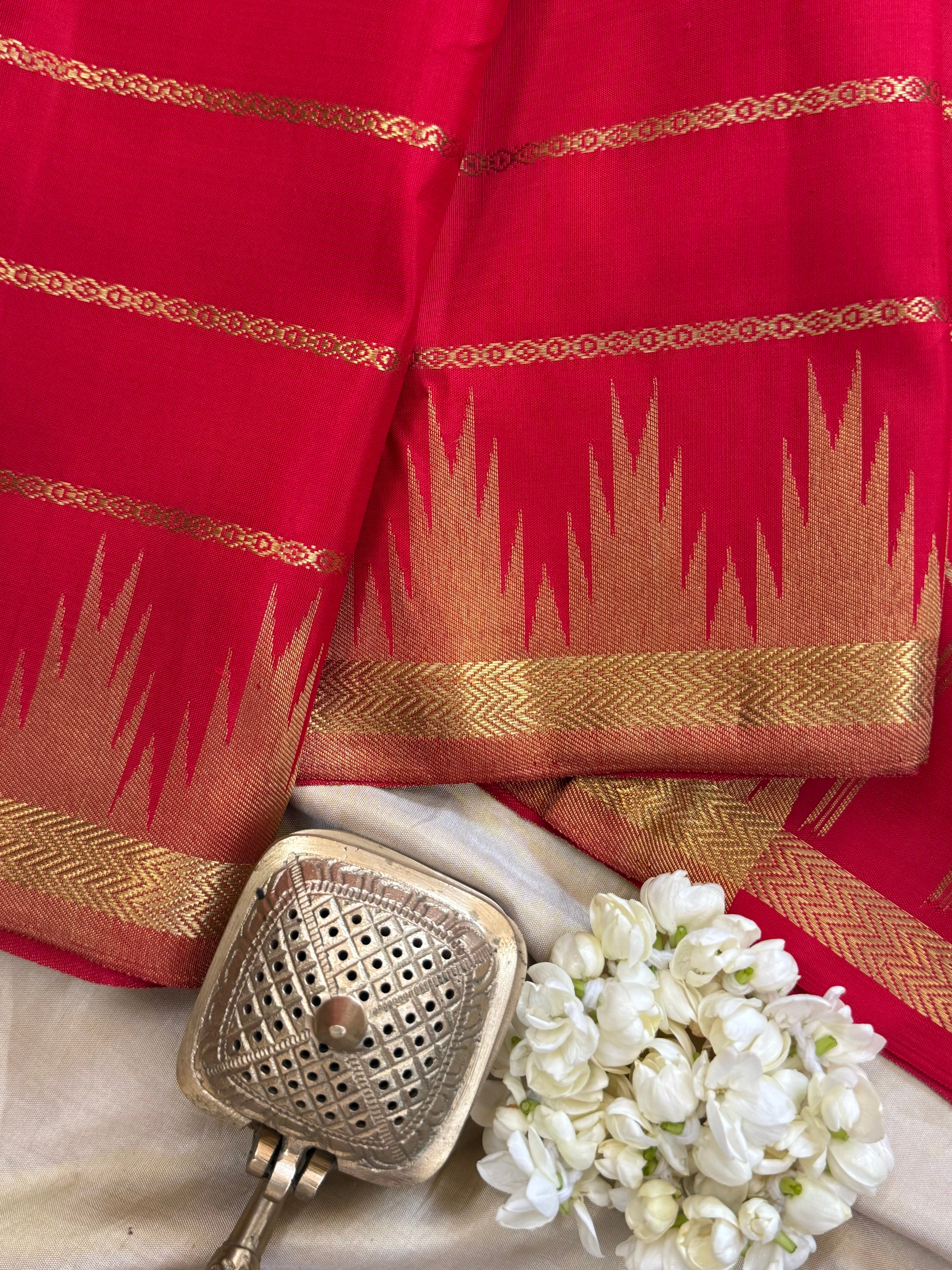 Red veldhari temple border/ Kanjipuram silk CL2166