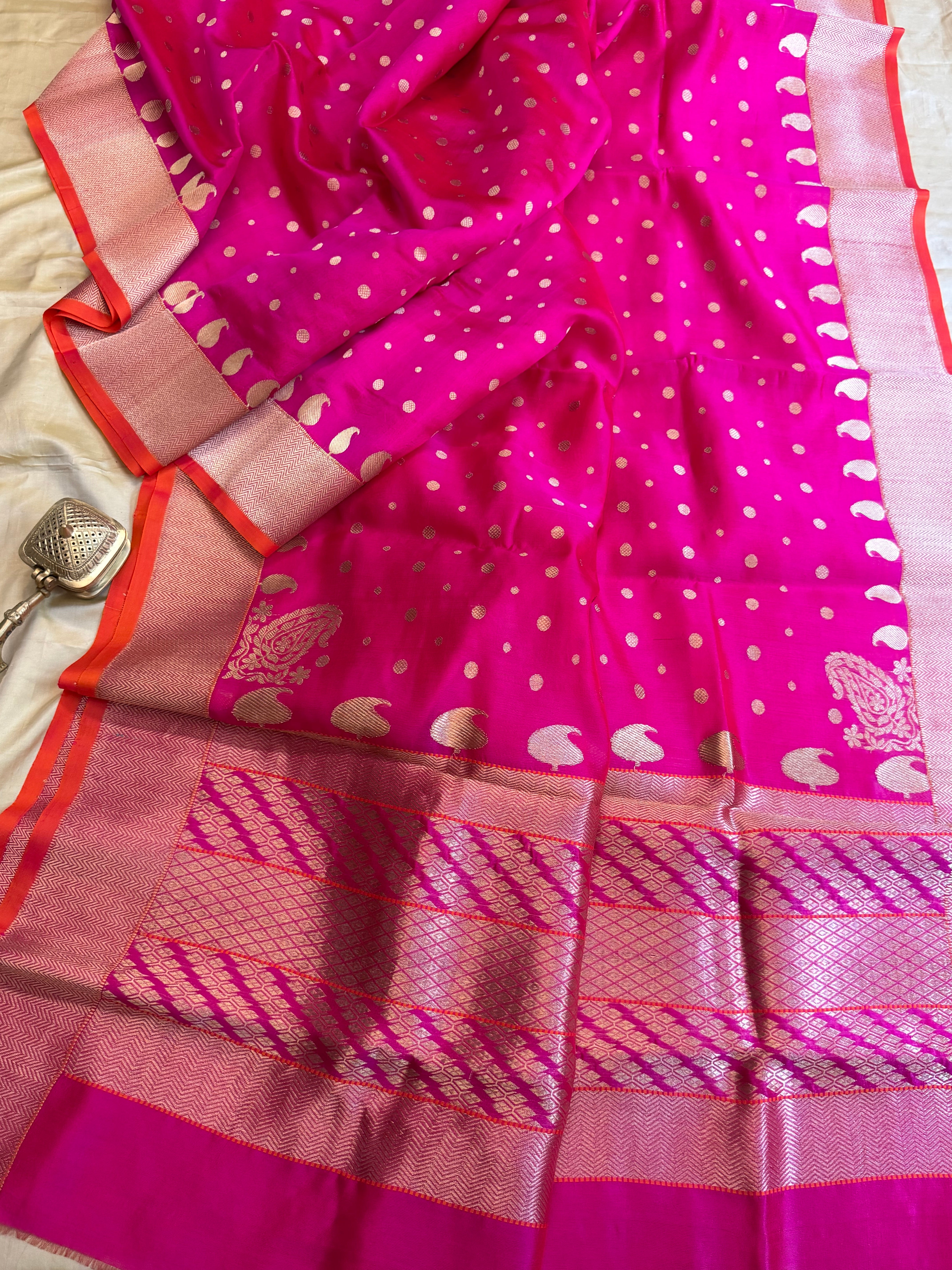 Rani pink hazar kadwa Butta / revival Chanderi
